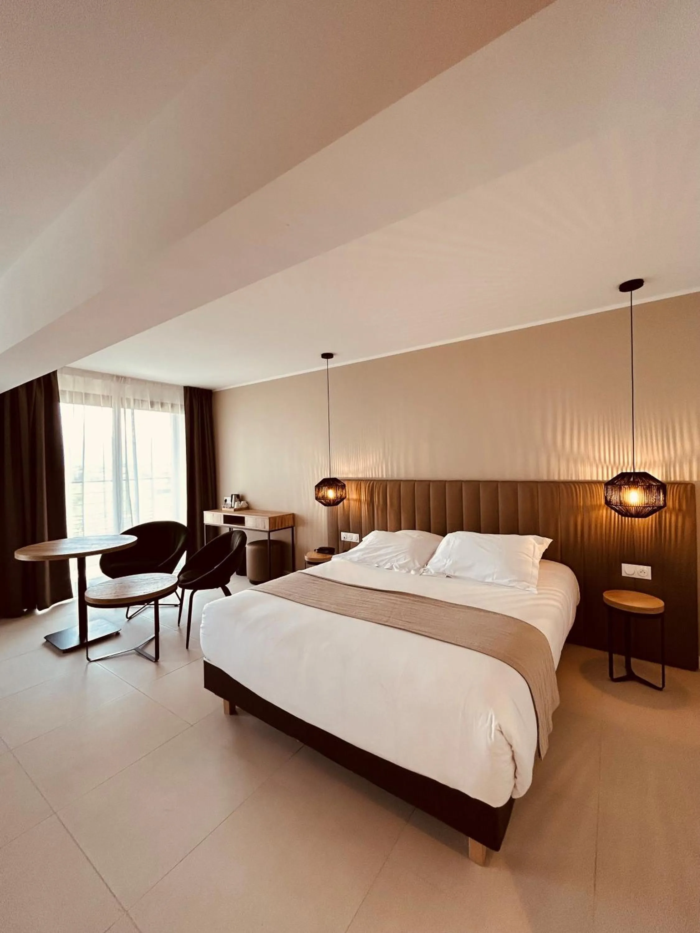 Bed in Hôtel Spa Restaurant La Madrague