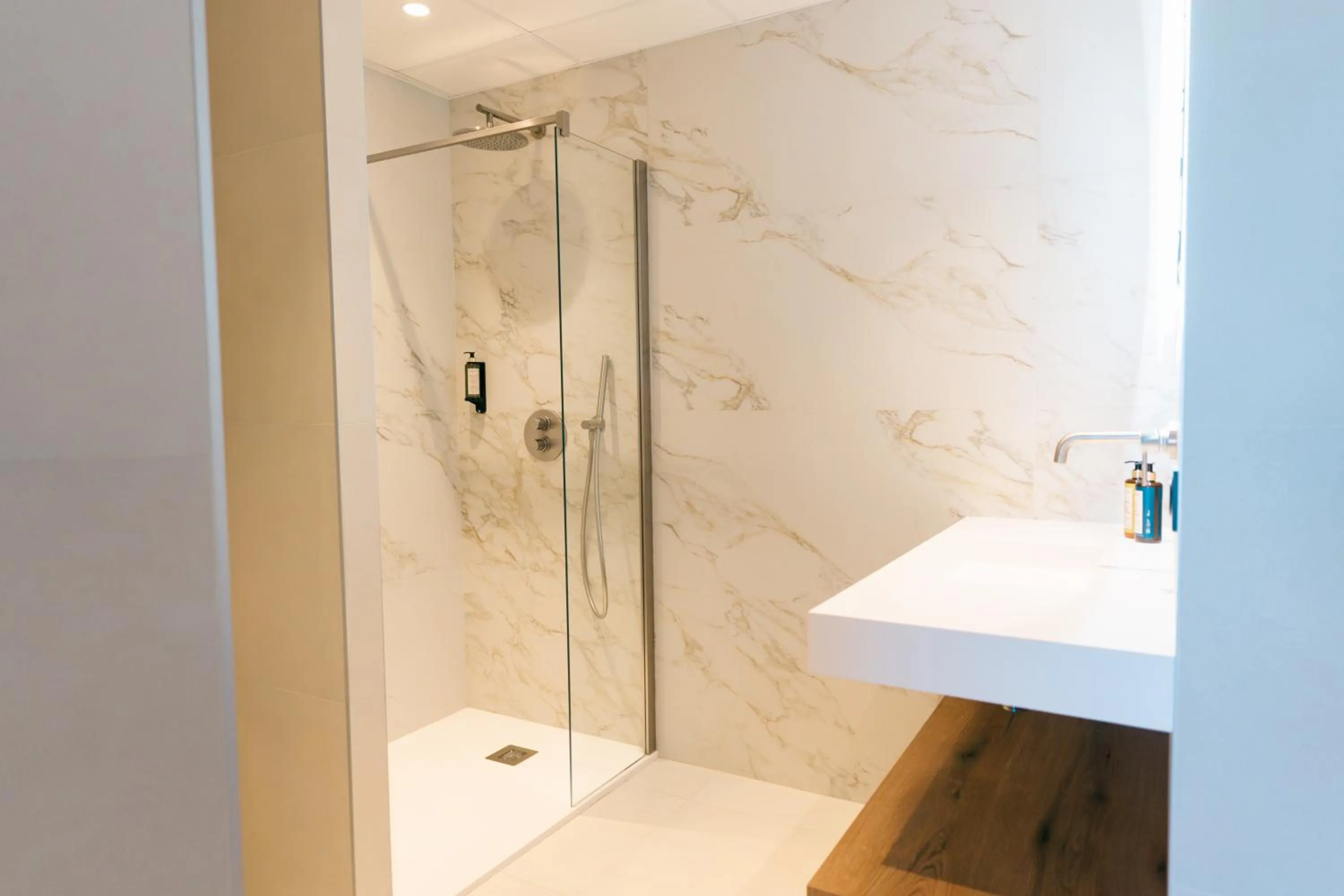 Shower in Hôtel Spa Restaurant La Madrague