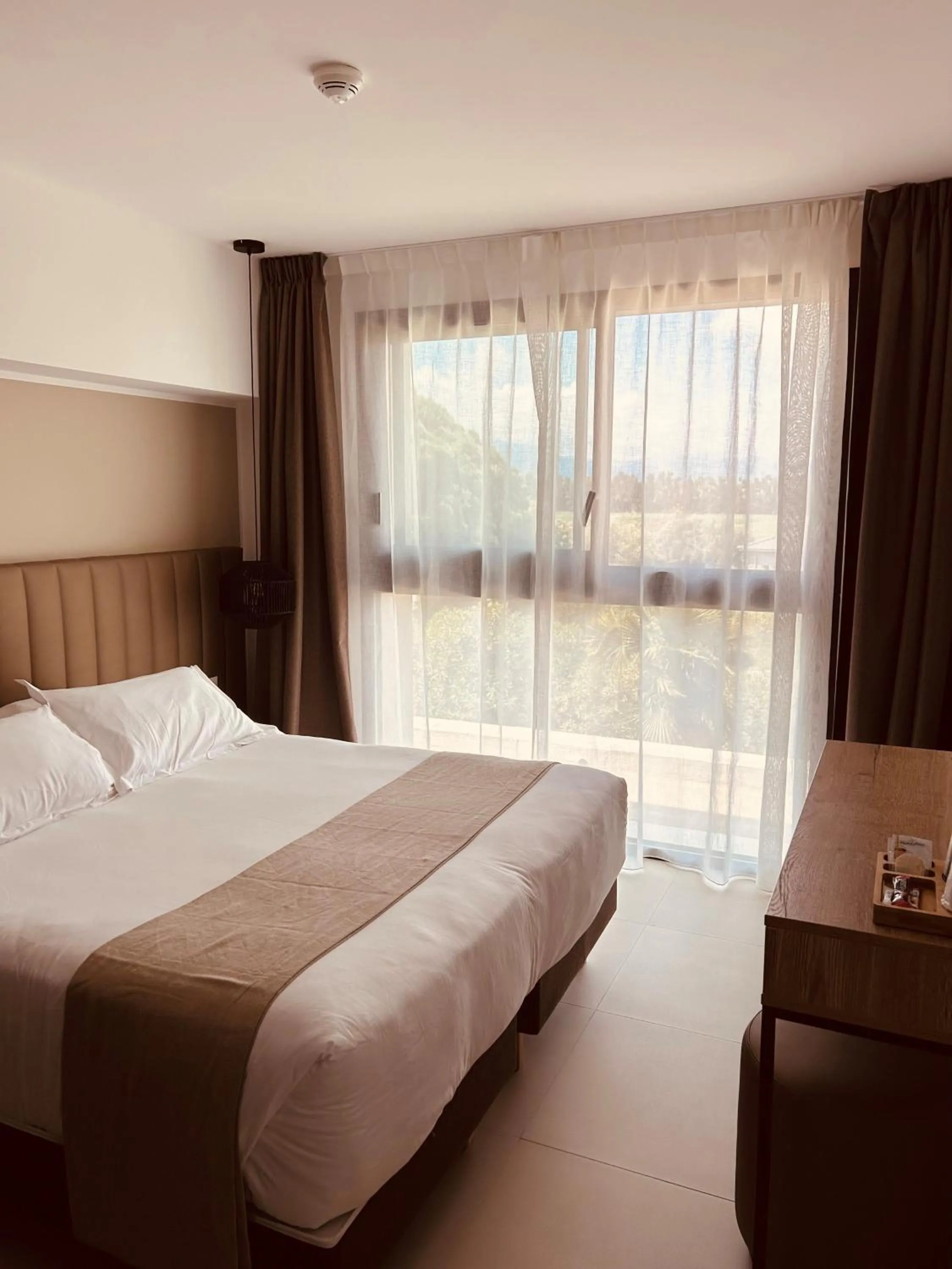 TV and multimedia, Bed in Hôtel Spa Restaurant La Madrague