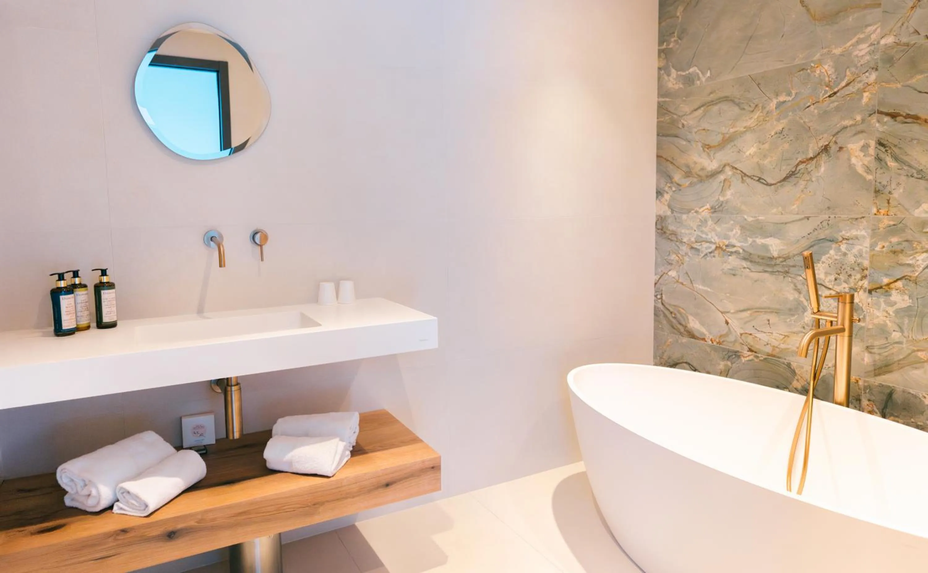 Bathroom in Hôtel Spa Restaurant La Madrague