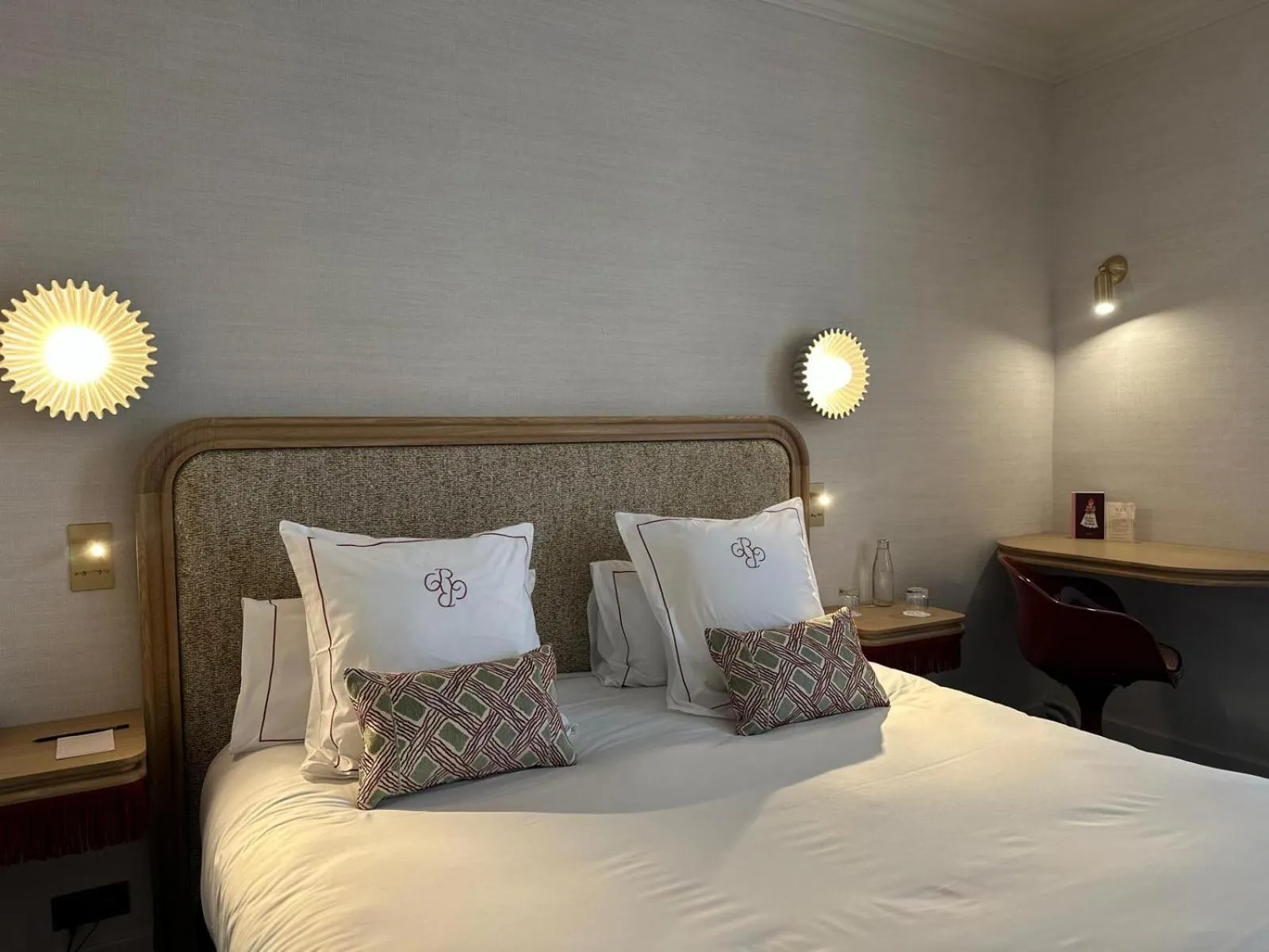 Bedroom, Bed in Chapeau Rouge par William Frachot - Hôtel Espace Bien-être & Restaurant étoilé