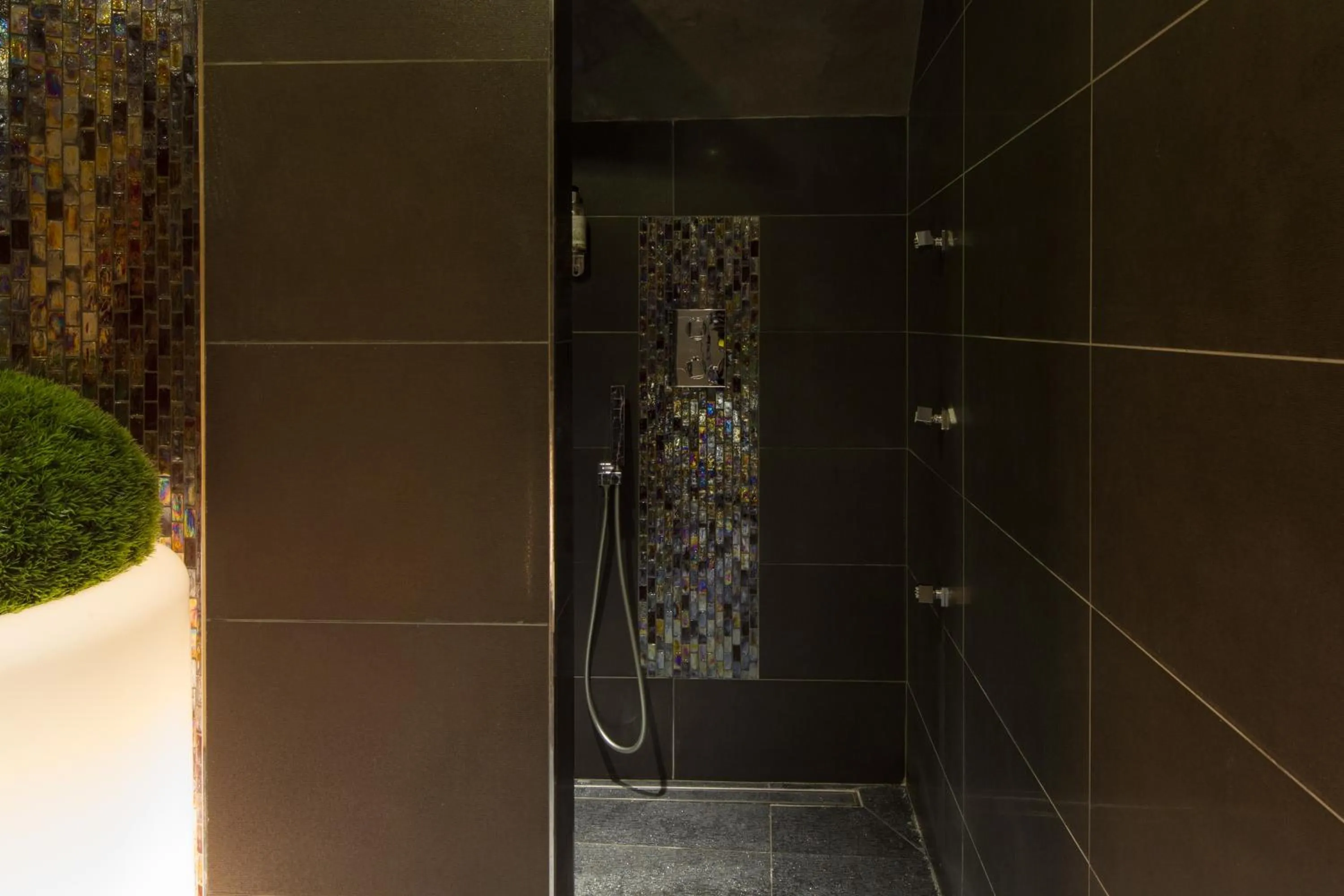 Spa and wellness centre/facilities in Chapeau Rouge par William Frachot - Hôtel Espace Bien-être & Restaurant étoilé