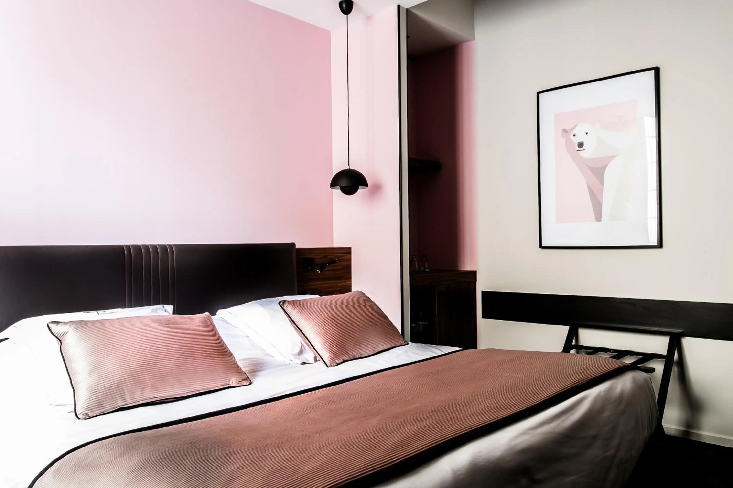 Bedroom, Bed in Chapeau Rouge par William Frachot - Hôtel Espace Bien-être & Restaurant étoilé