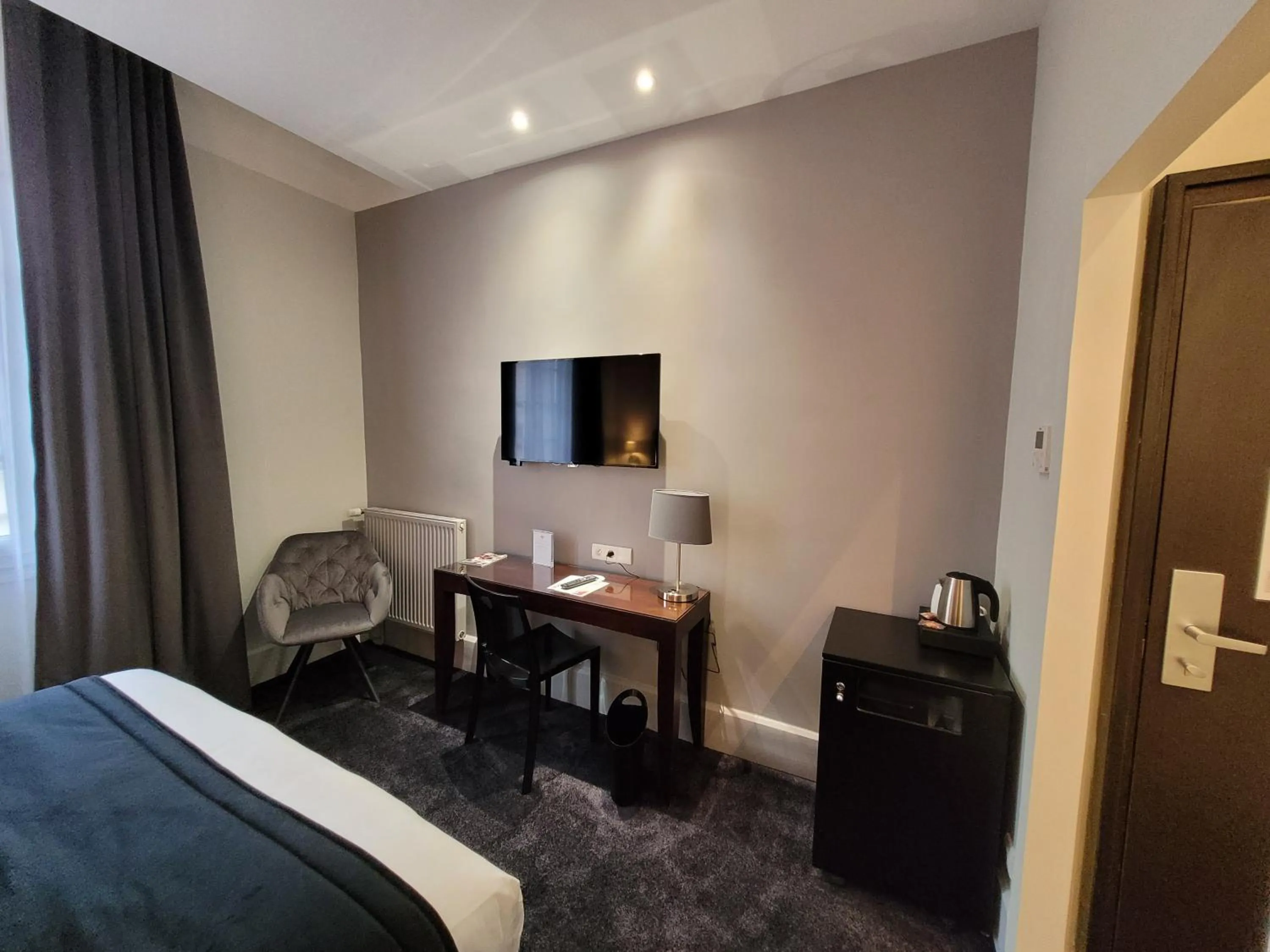 Coffee/tea facilities, Bed in Chapeau Rouge par William Frachot - Hôtel Espace Bien-être & Restaurant étoilé