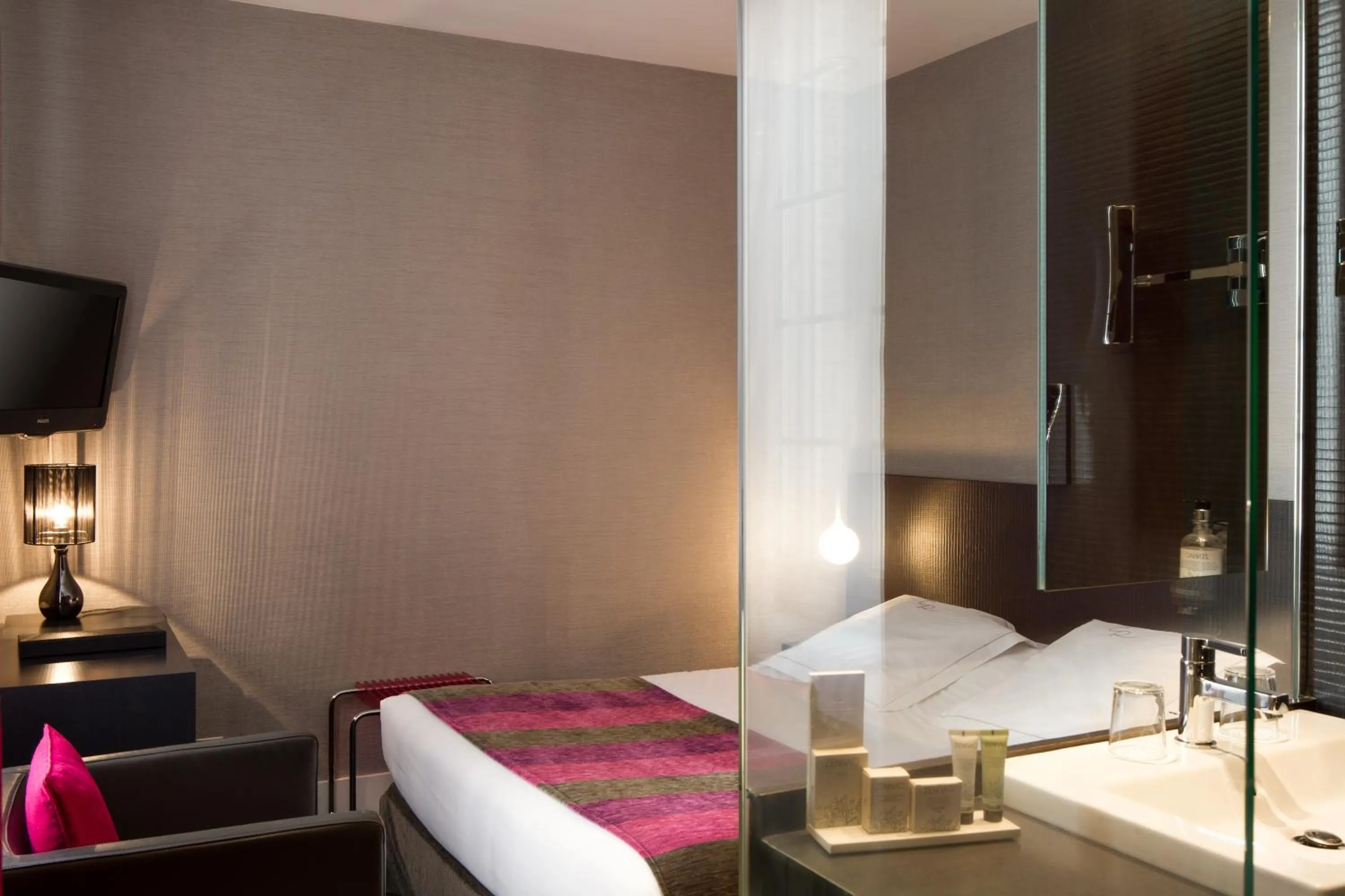 Bedroom, Bed in Chapeau Rouge par William Frachot - Hôtel Espace Bien-être & Restaurant étoilé