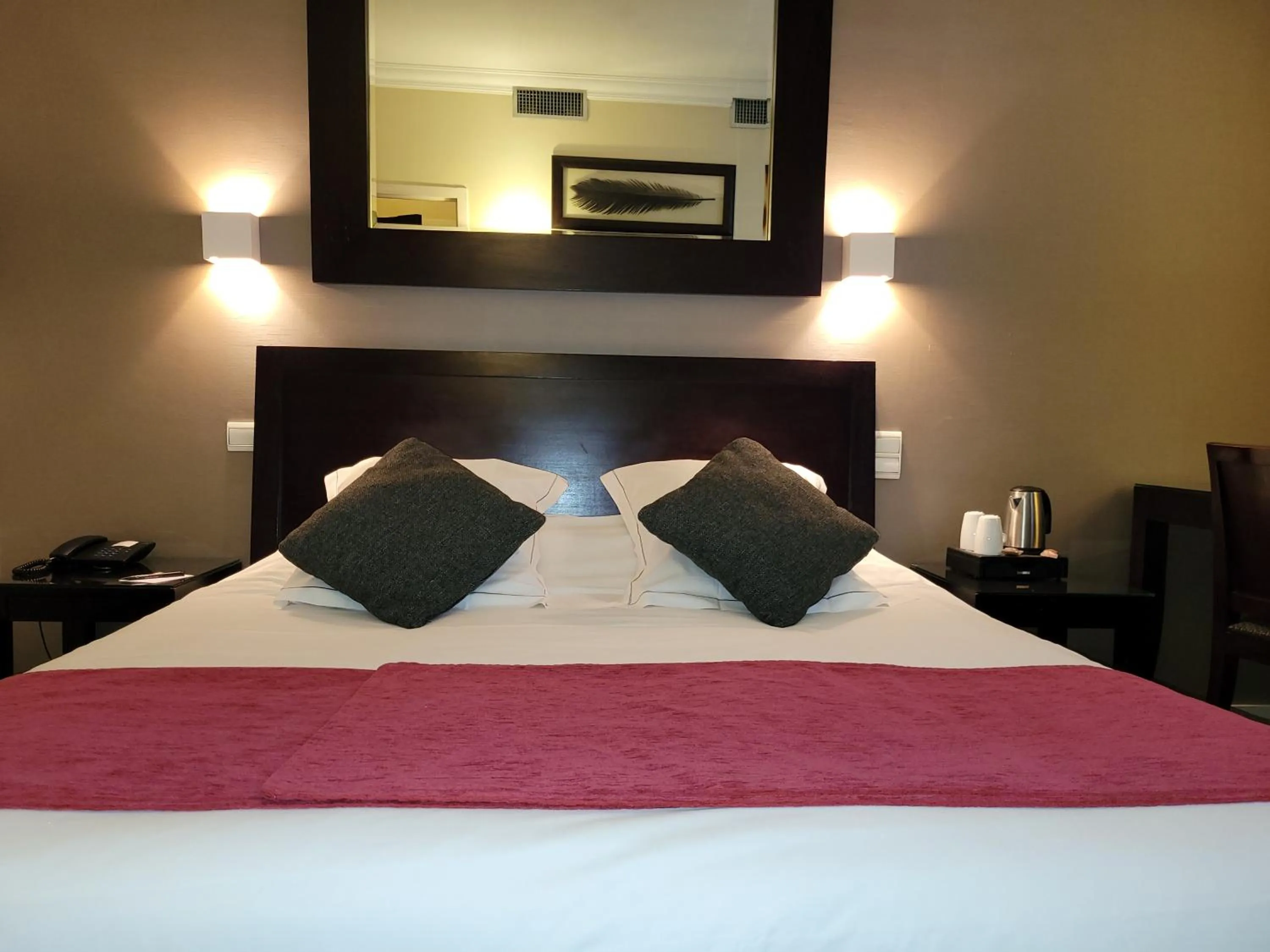 Photo of the whole room, Bed in Chapeau Rouge par William Frachot - Hôtel Espace Bien-être & Restaurant étoilé