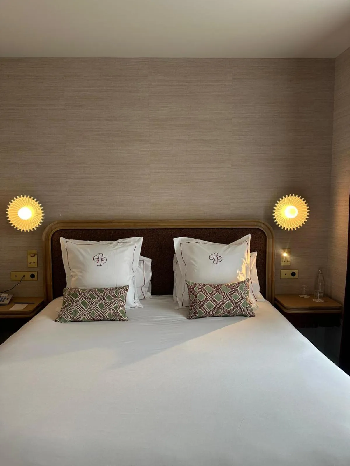 Bedroom, Bed in Chapeau Rouge par William Frachot - Hôtel Espace Bien-être & Restaurant étoilé