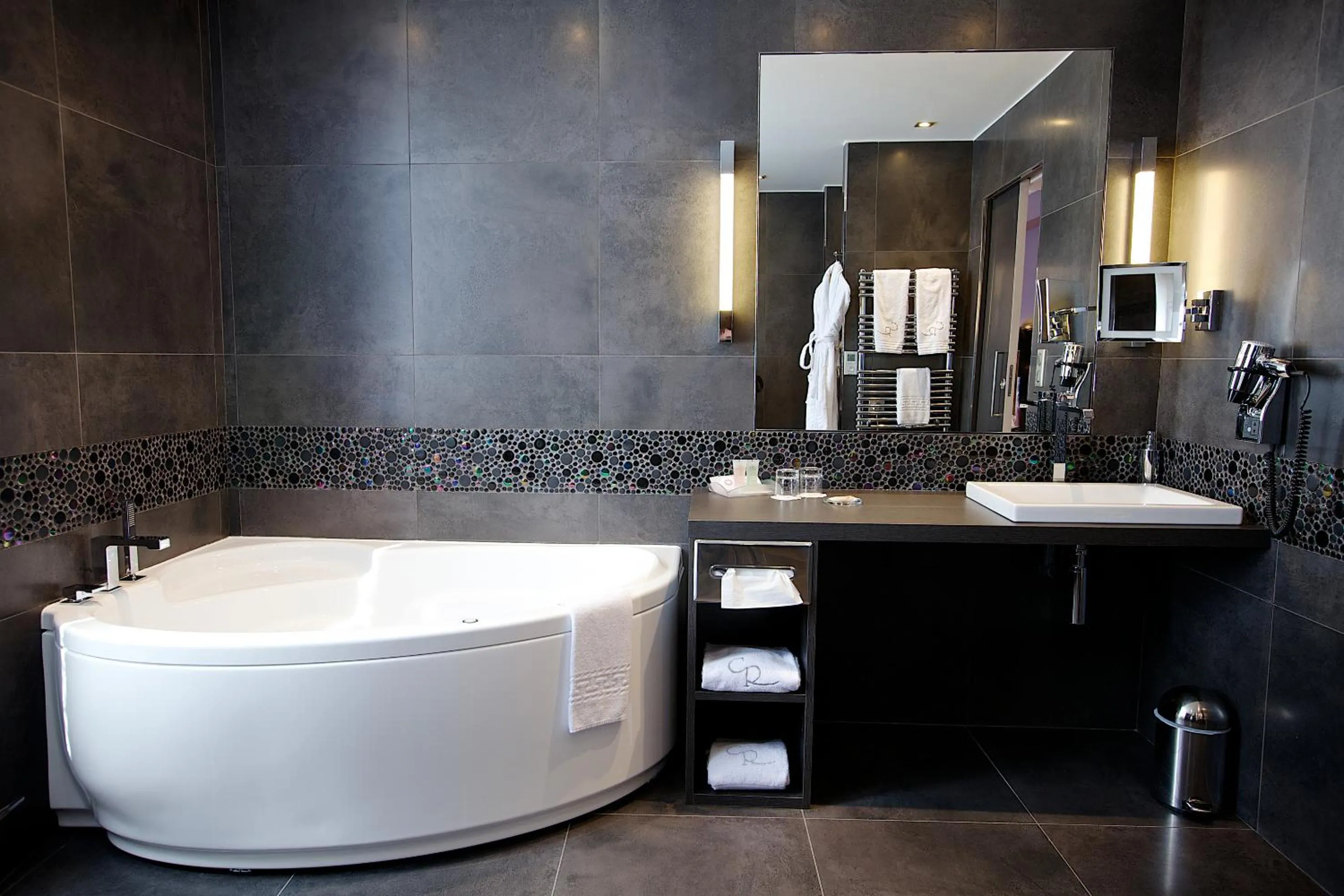 Bathroom in Chapeau Rouge par William Frachot - Hôtel Espace Bien-être & Restaurant étoilé