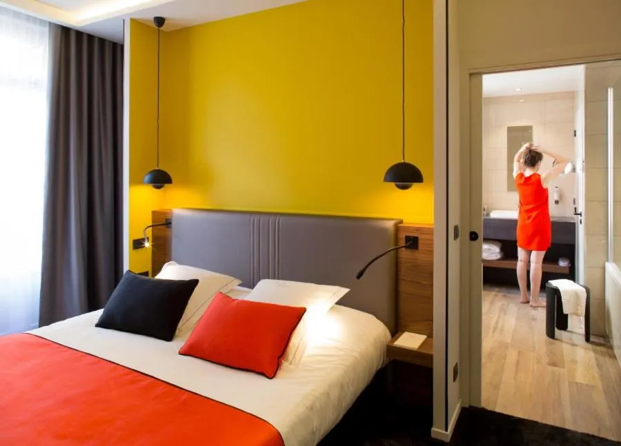 Bedroom, Bed in Chapeau Rouge par William Frachot - Hôtel Espace Bien-être & Restaurant étoilé