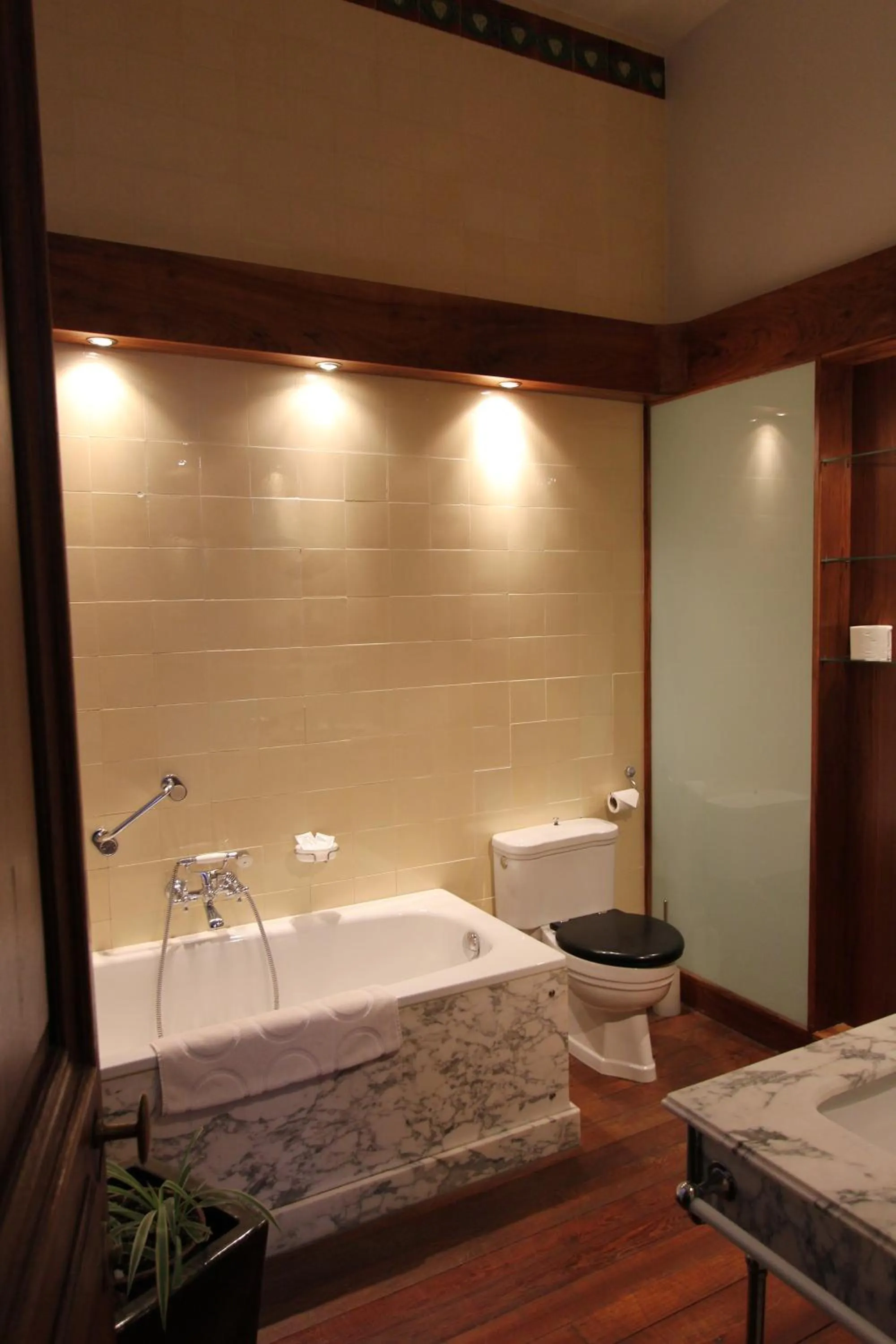 Bathroom, Bed in Hotel Dufays