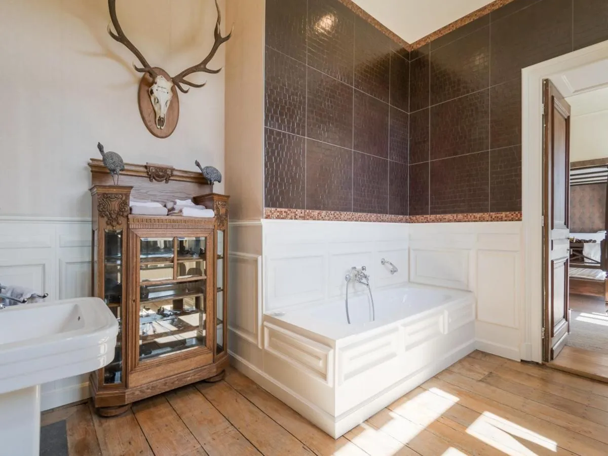 Bathroom, Bed in Hotel Dufays