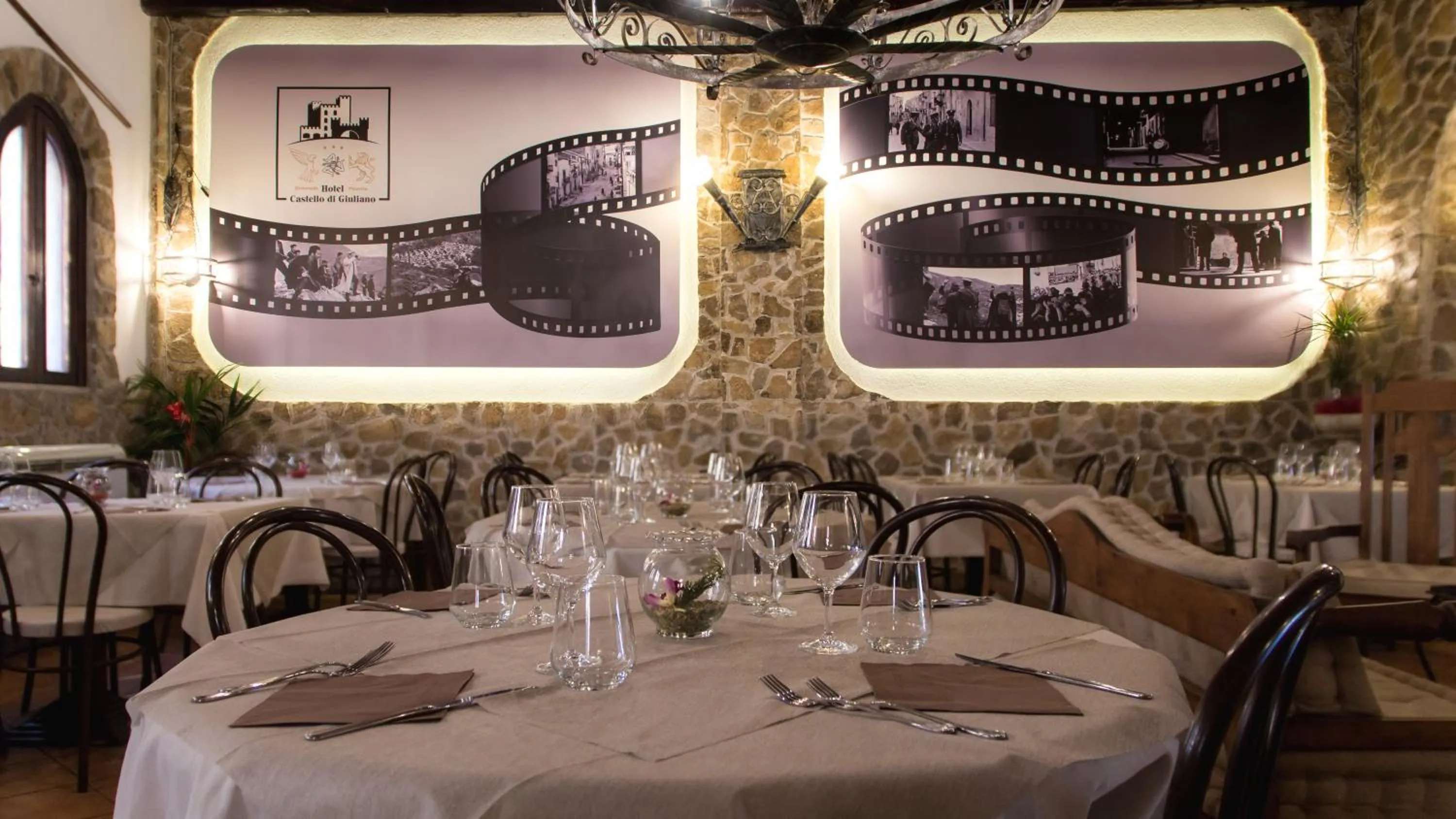 Restaurant/places to eat in Hotel Castello di Giuliano