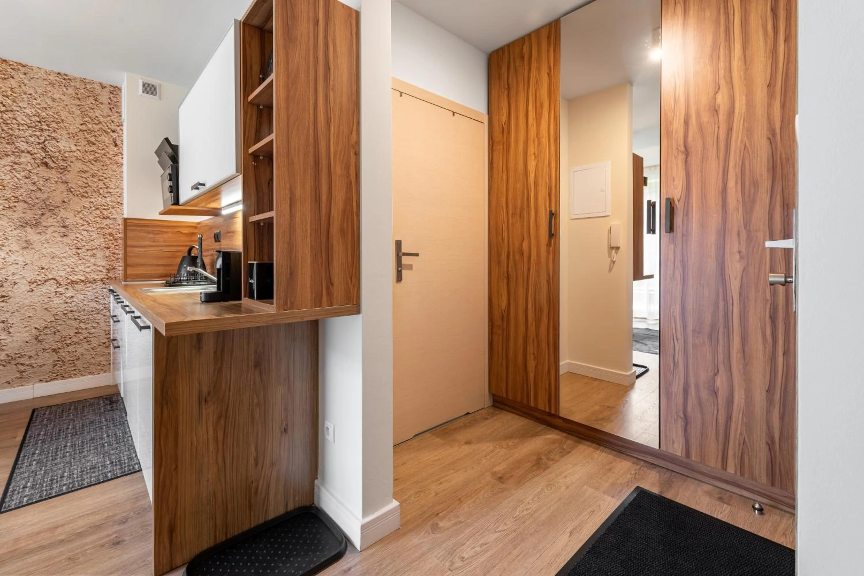 wardrobe in Bory6a Apartamenty & Free Parking