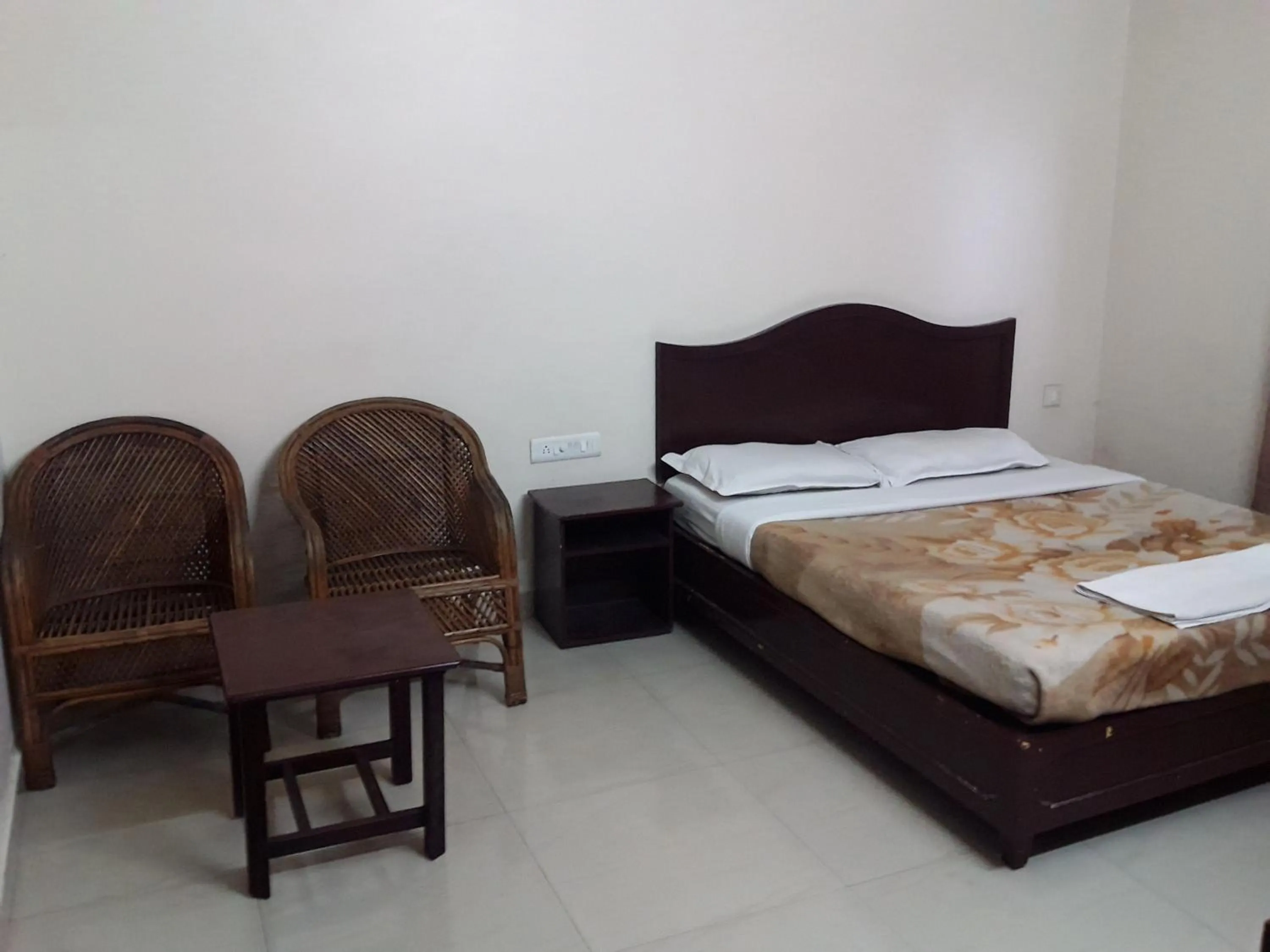 Photo of the whole room, Bed in Jays Inn