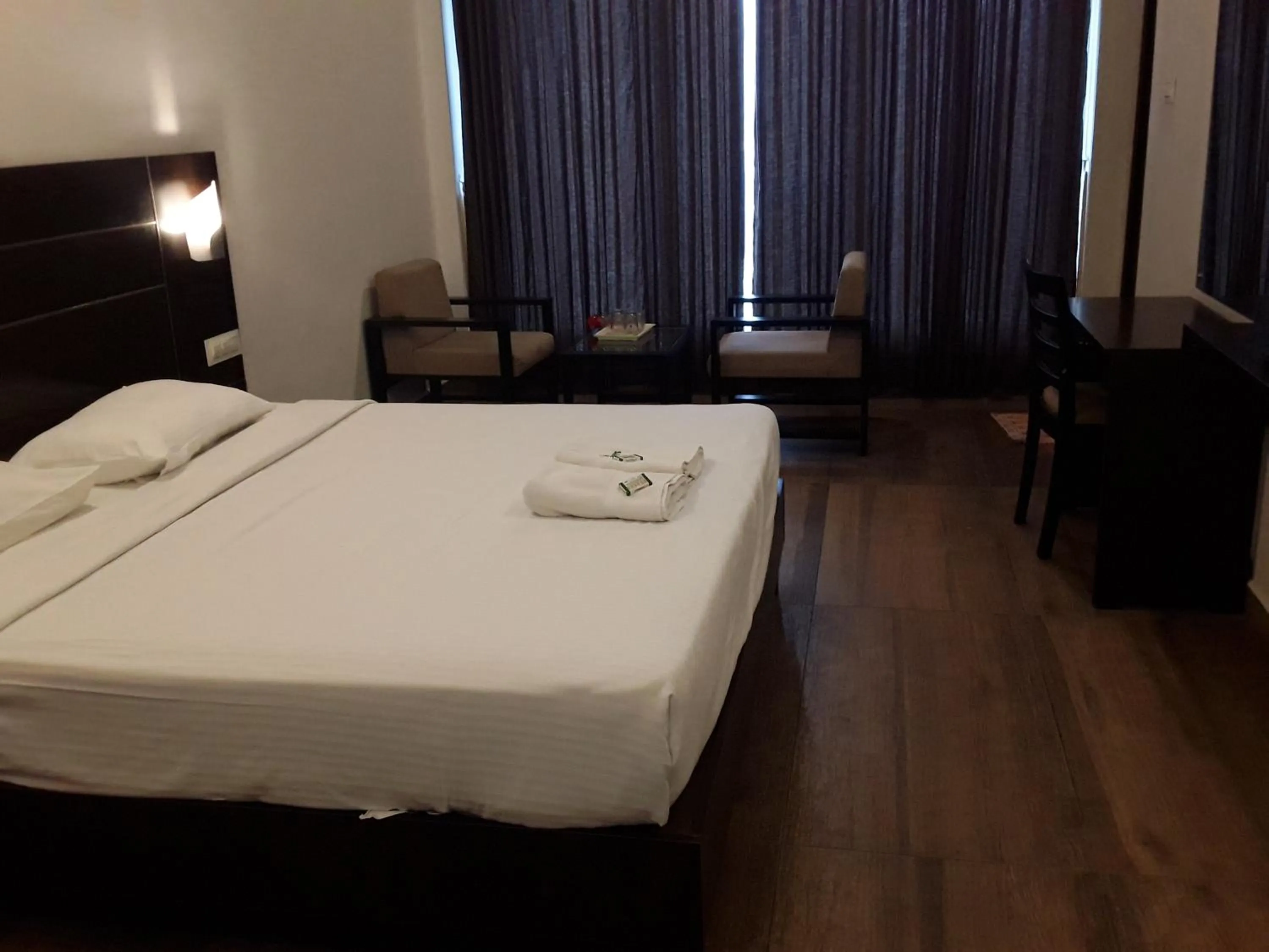 Photo of the whole room, Bed in Jays Inn