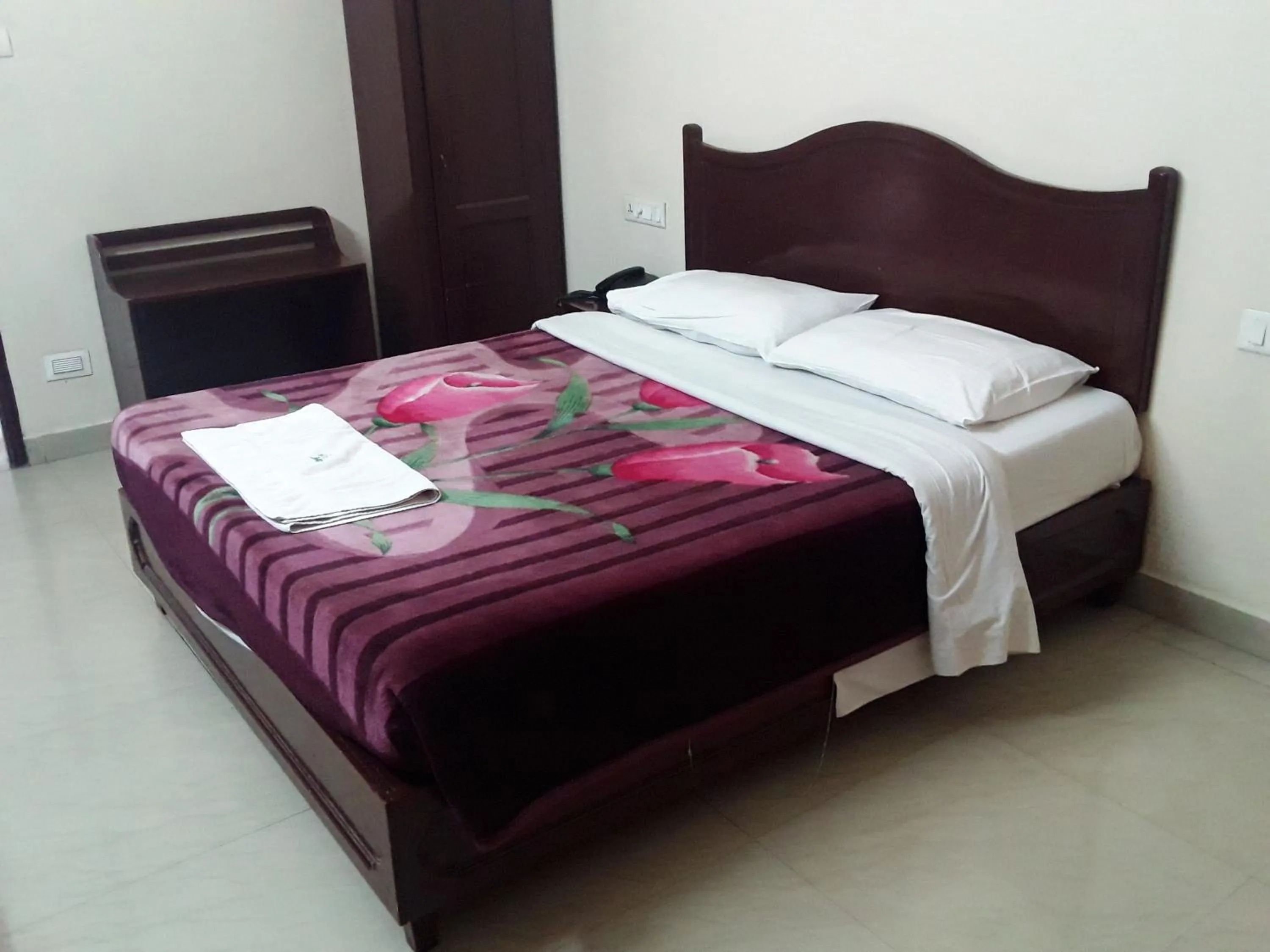 Bedroom, Bed in Jays Inn