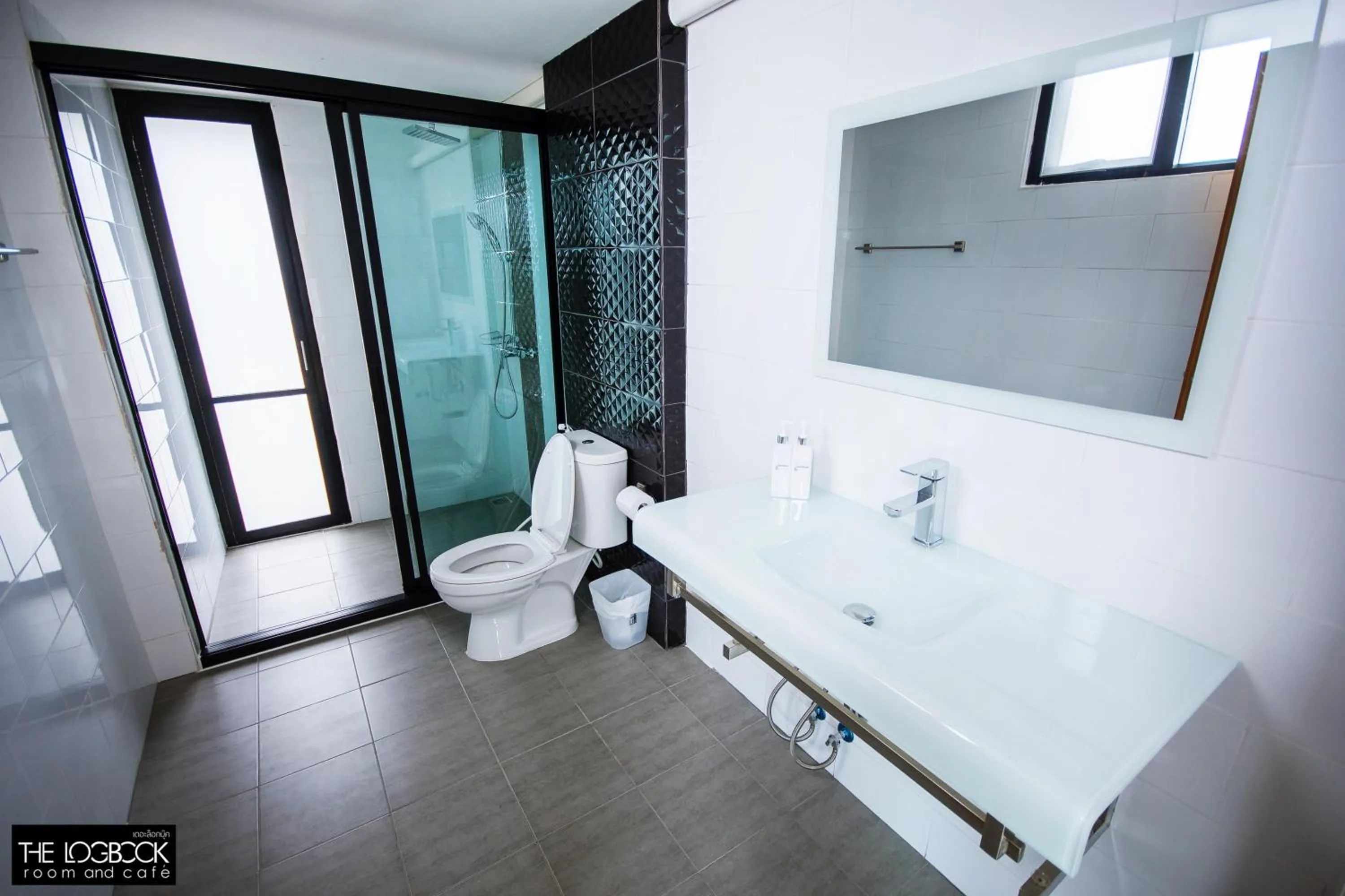 Bathroom in The LogBook Room and Cafe'