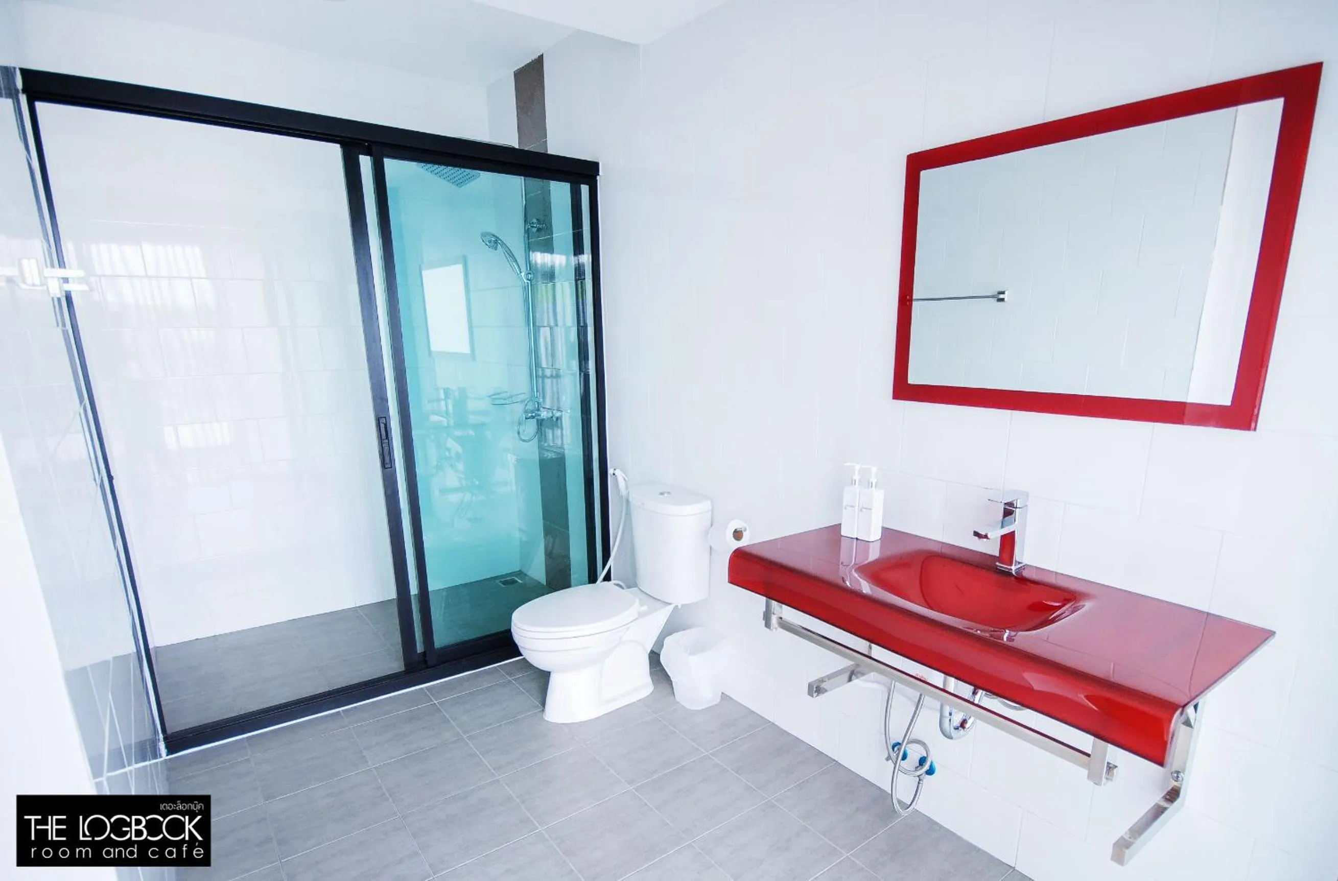 Bathroom in The LogBook Room and Cafe'