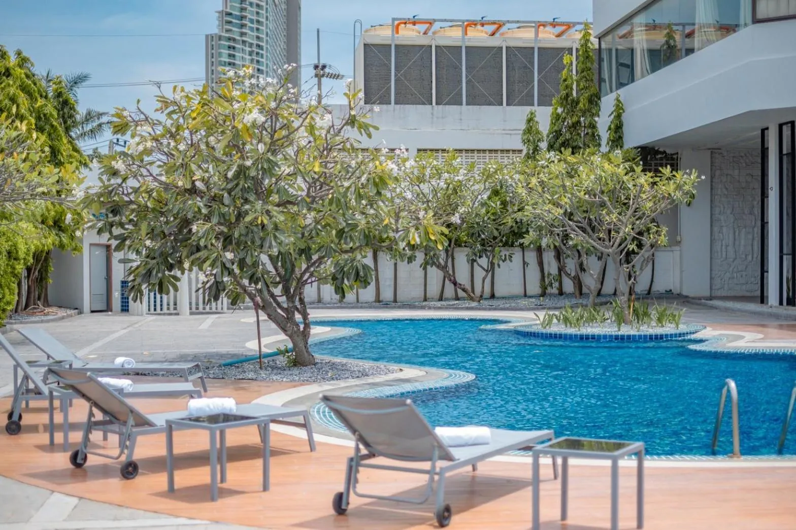 Swimming pool in Welcome Jomtien Beach Hotel