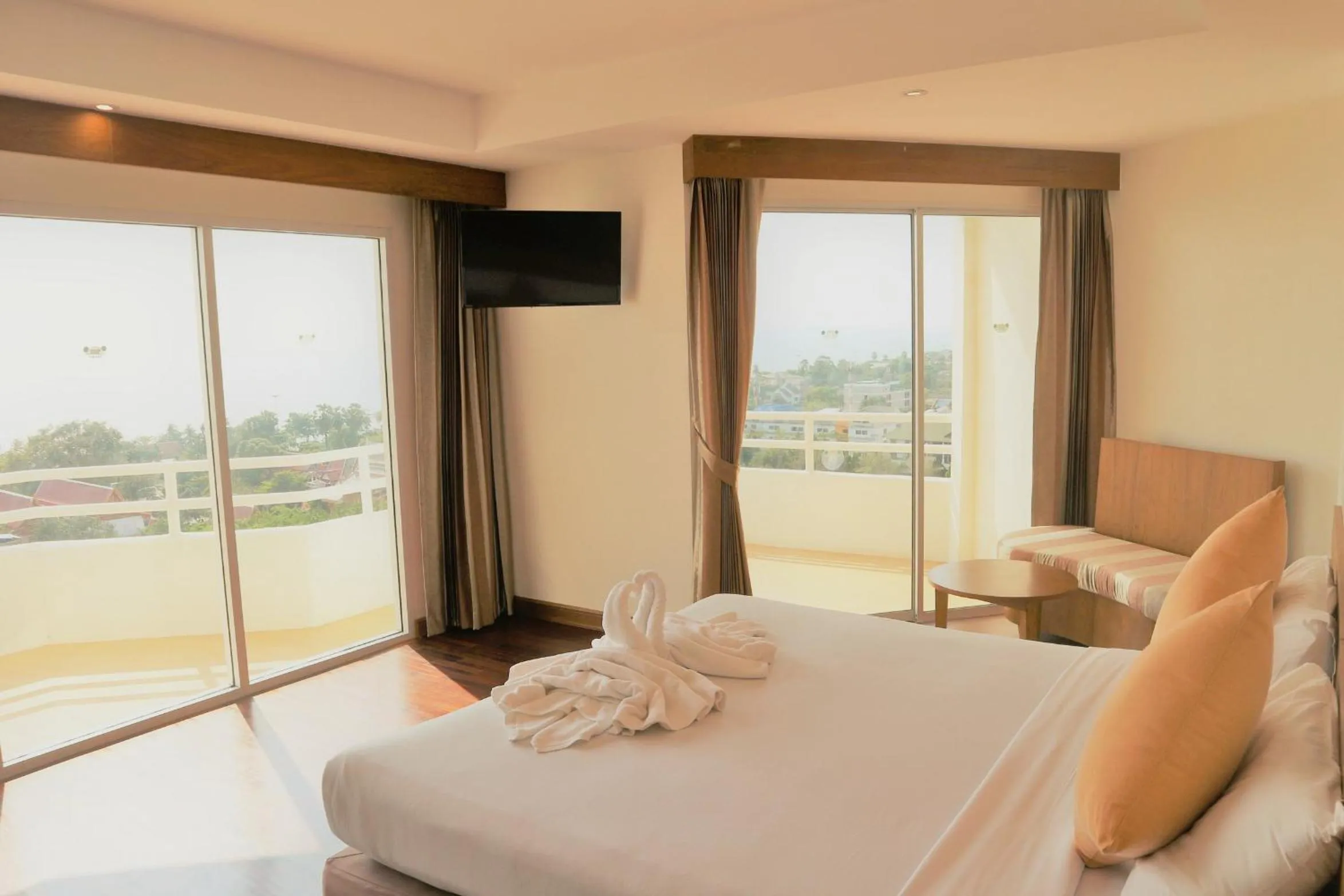 Bedroom, Bed in Welcome Jomtien Beach Hotel