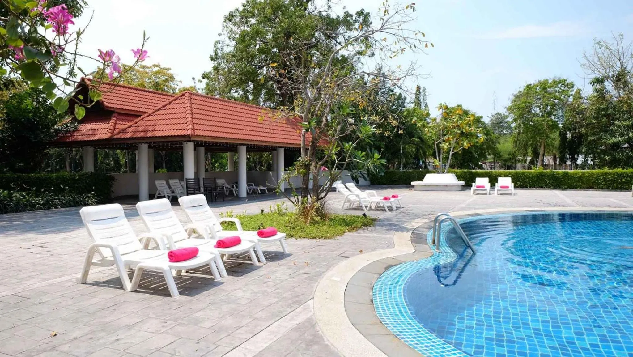 Swimming pool in Welcome Jomtien Beach Hotel