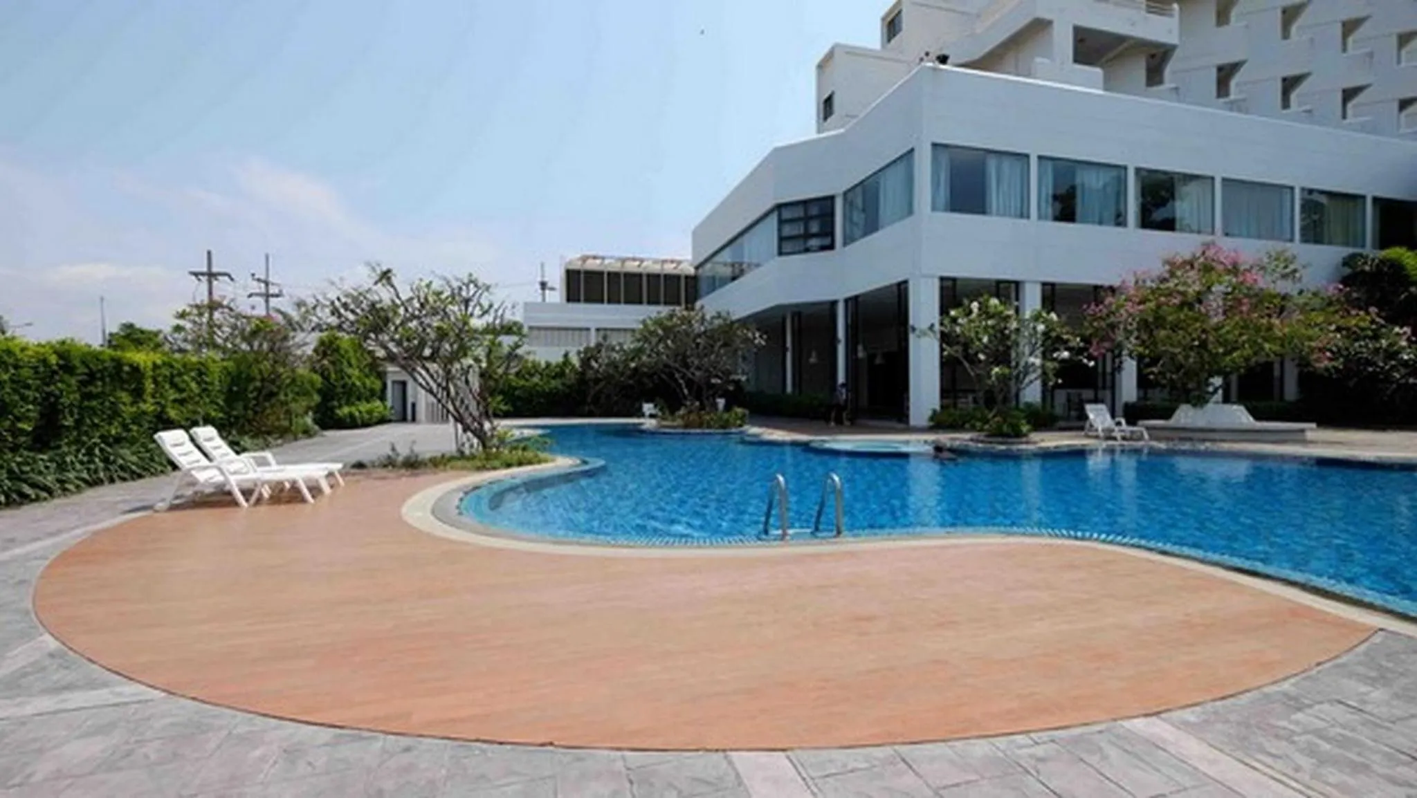 Swimming pool in Welcome Jomtien Beach Hotel