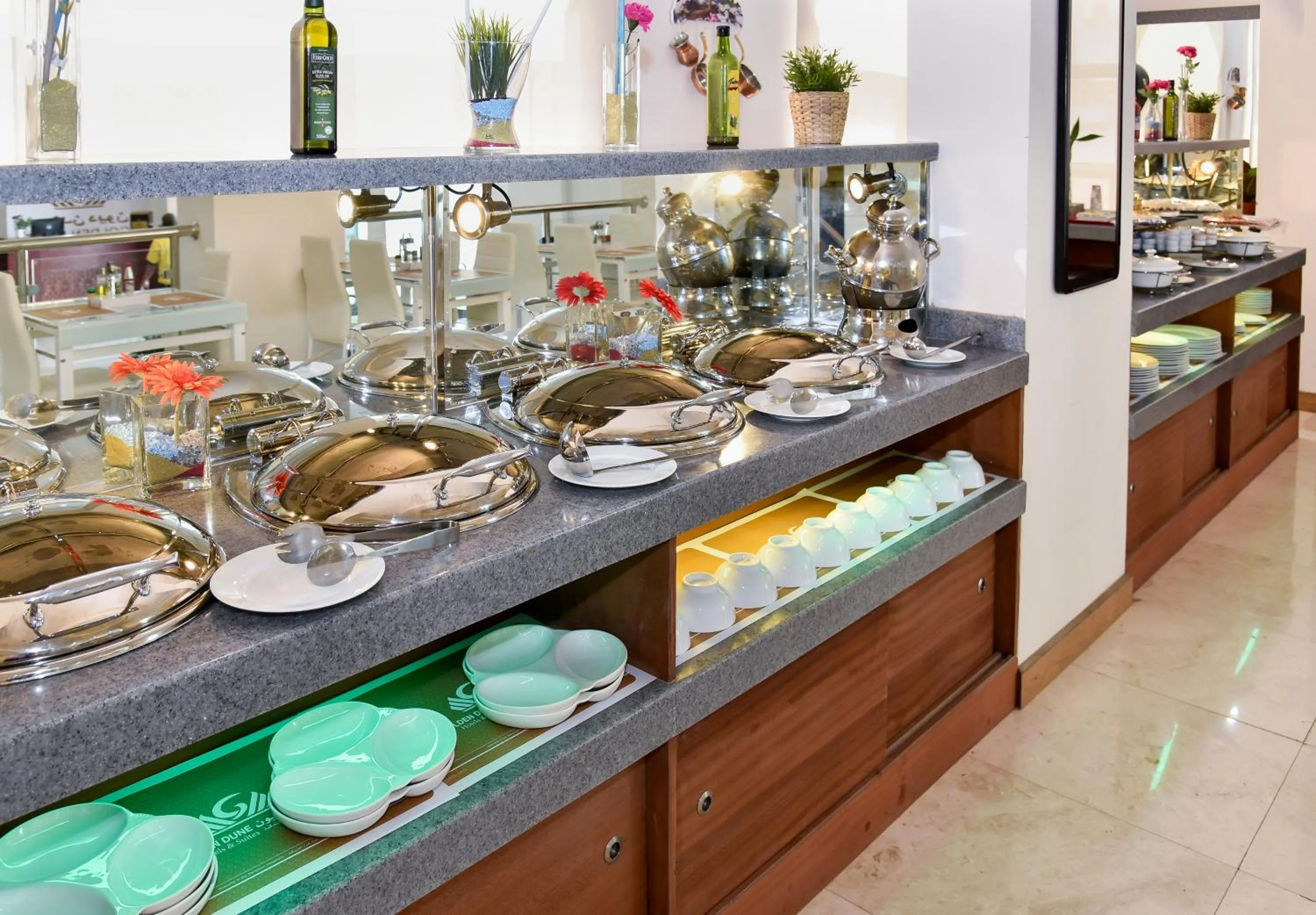 Restaurant/places to eat in Golden Dune Hotel AlFayhaa