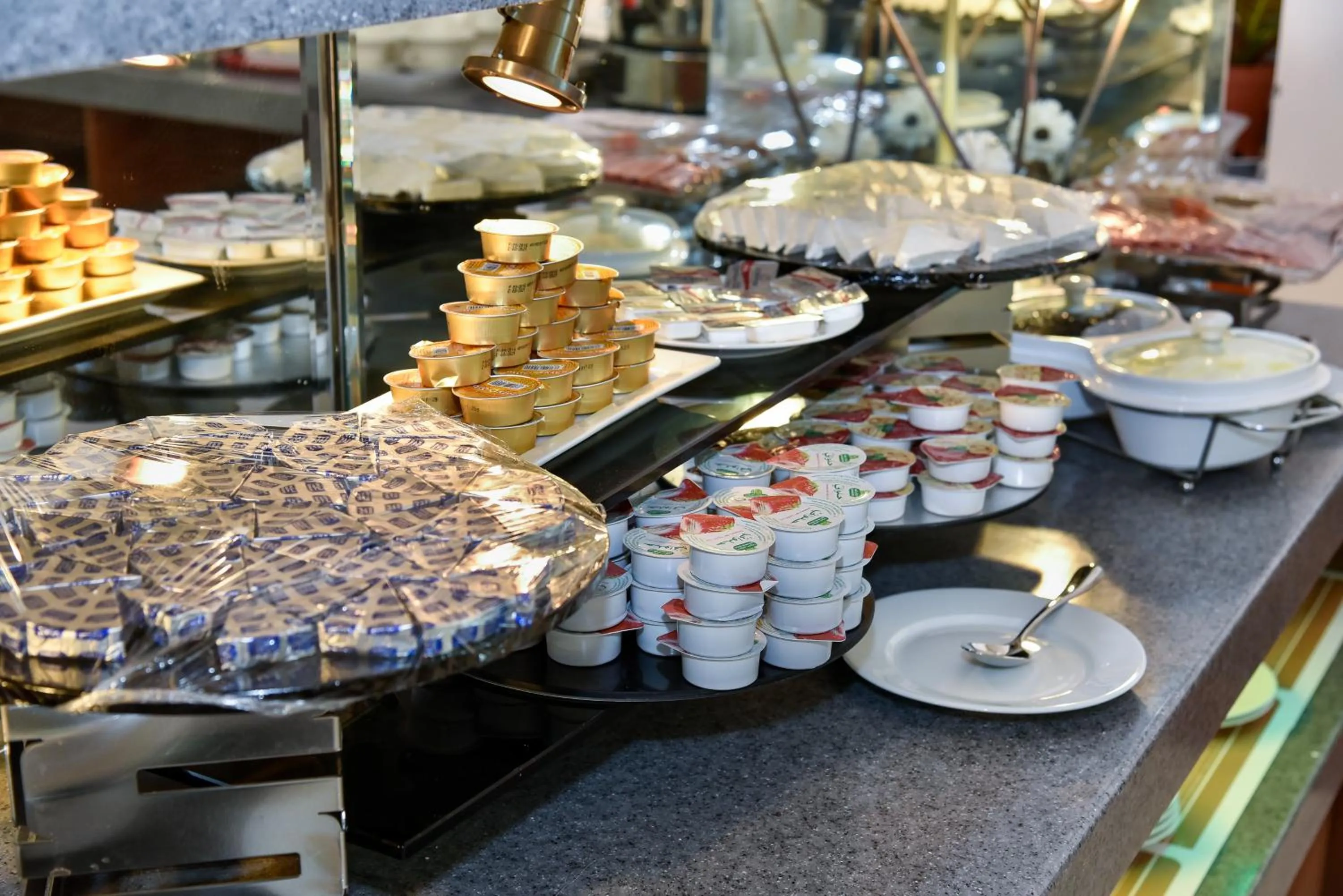 Restaurant/places to eat in Golden Dune Hotel AlFayhaa