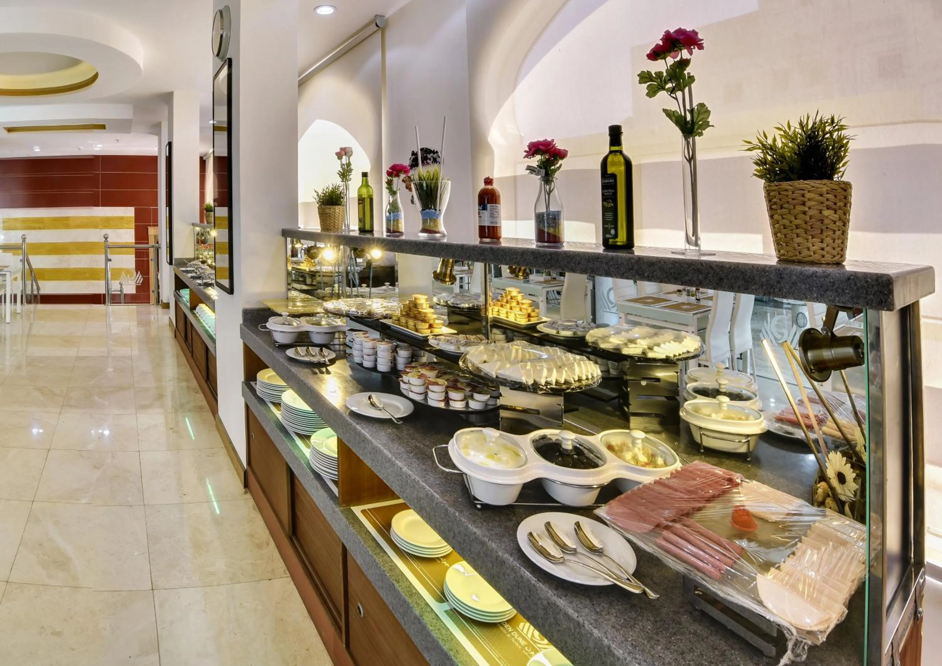 Restaurant/places to eat in Golden Dune Hotel AlFayhaa