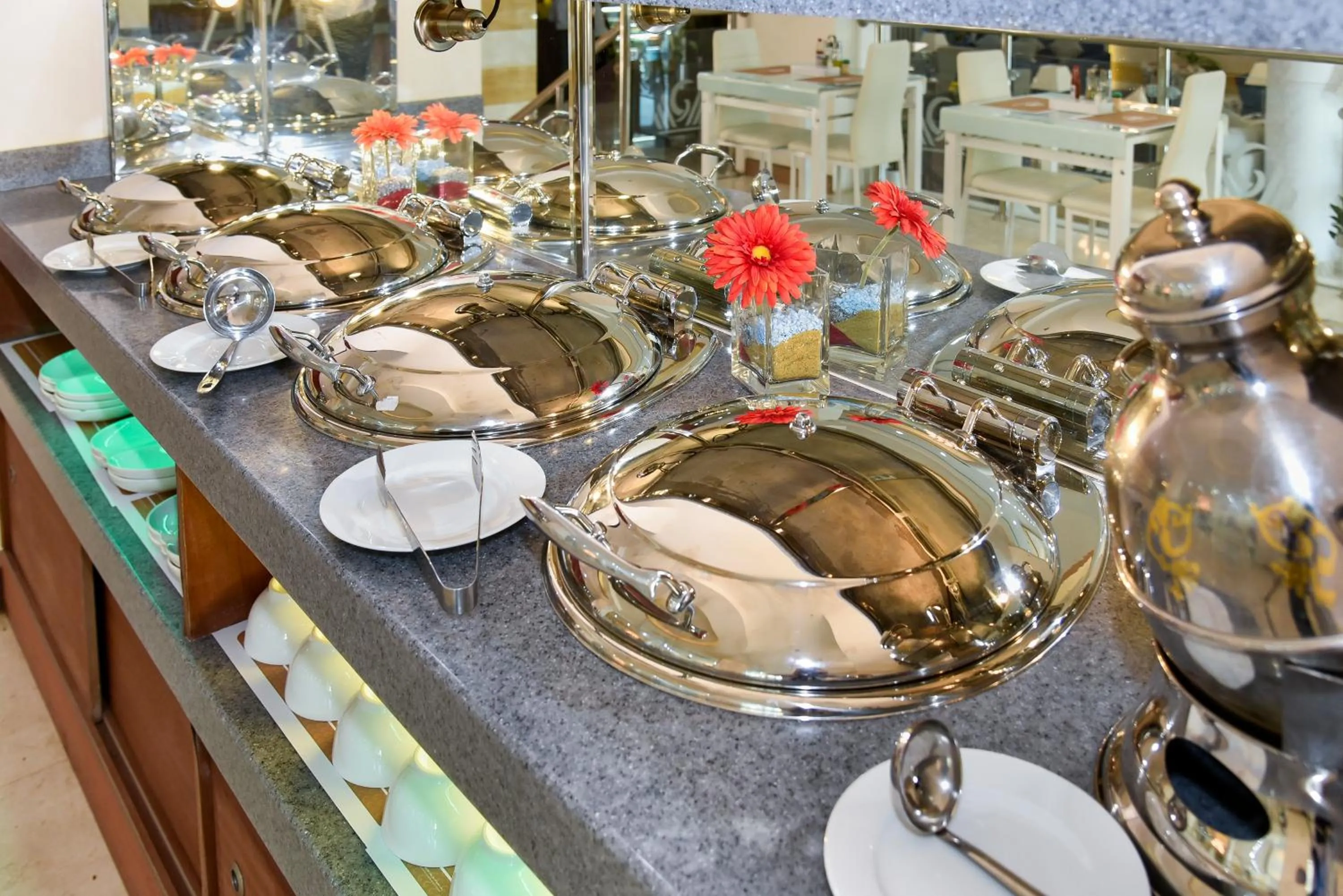 Restaurant/places to eat in Golden Dune Hotel AlFayhaa