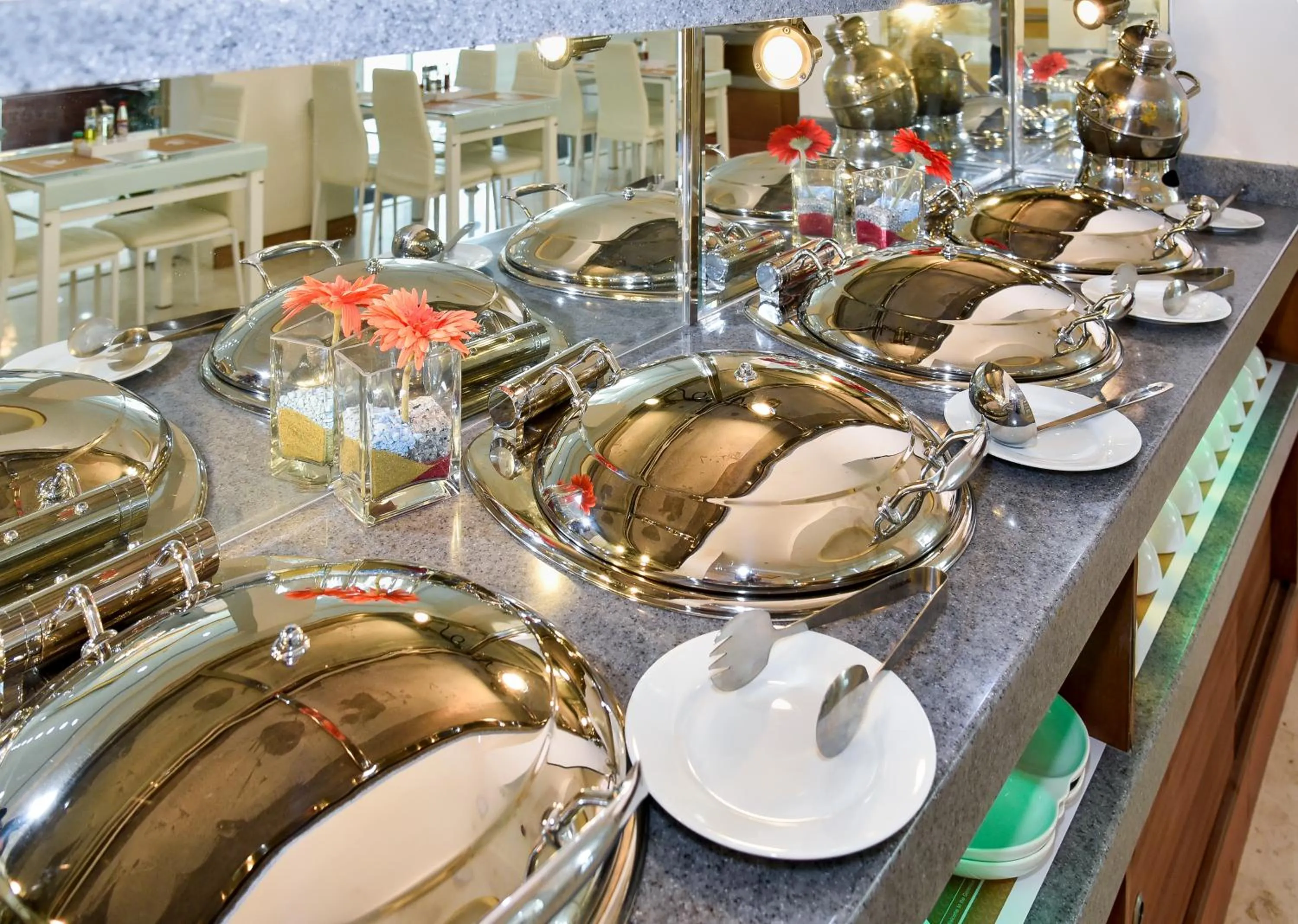 Restaurant/places to eat in Golden Dune Hotel AlFayhaa