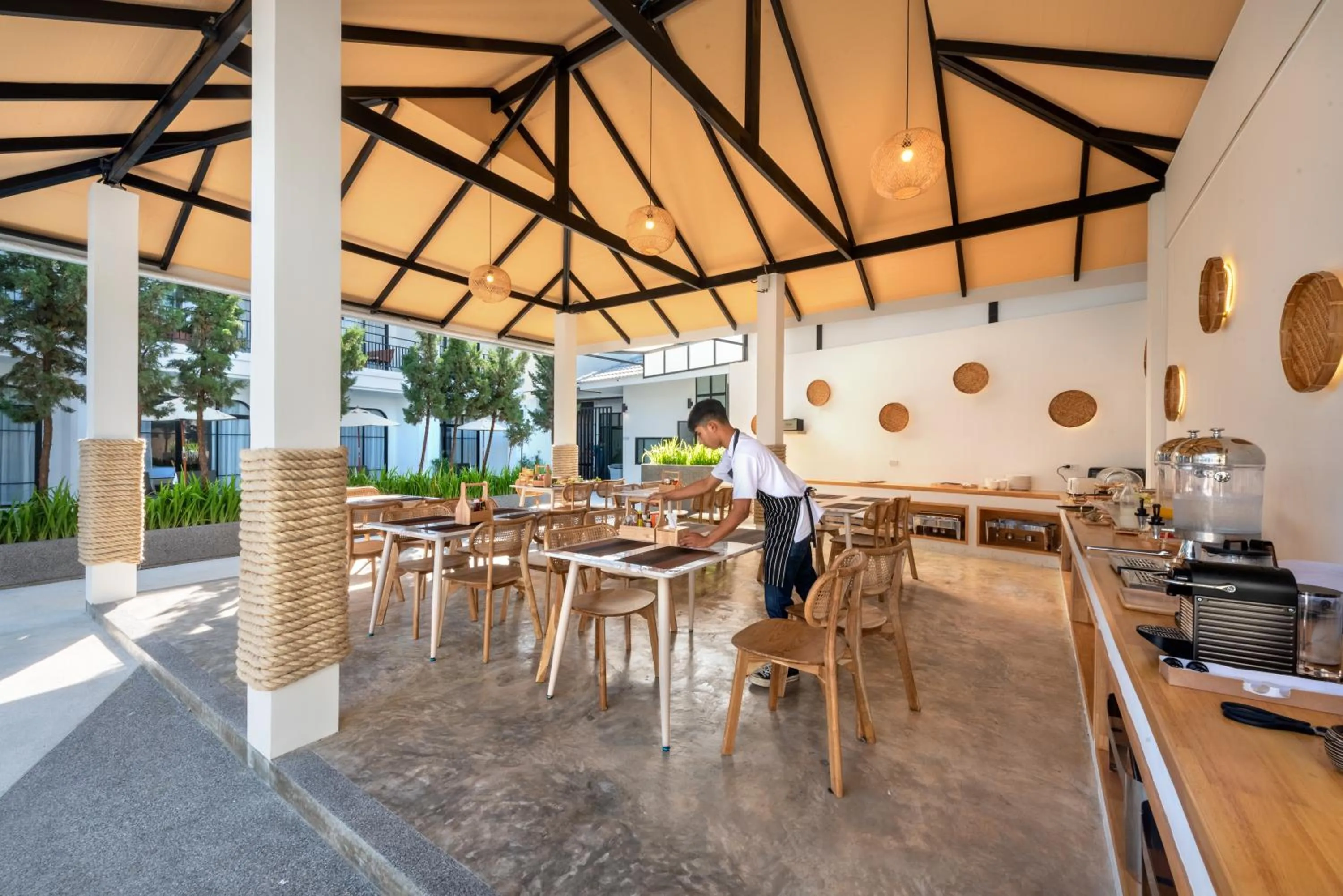 Restaurant/places to eat in Ai Pai Hotel - 50m to Pai Walking Street & Night Market