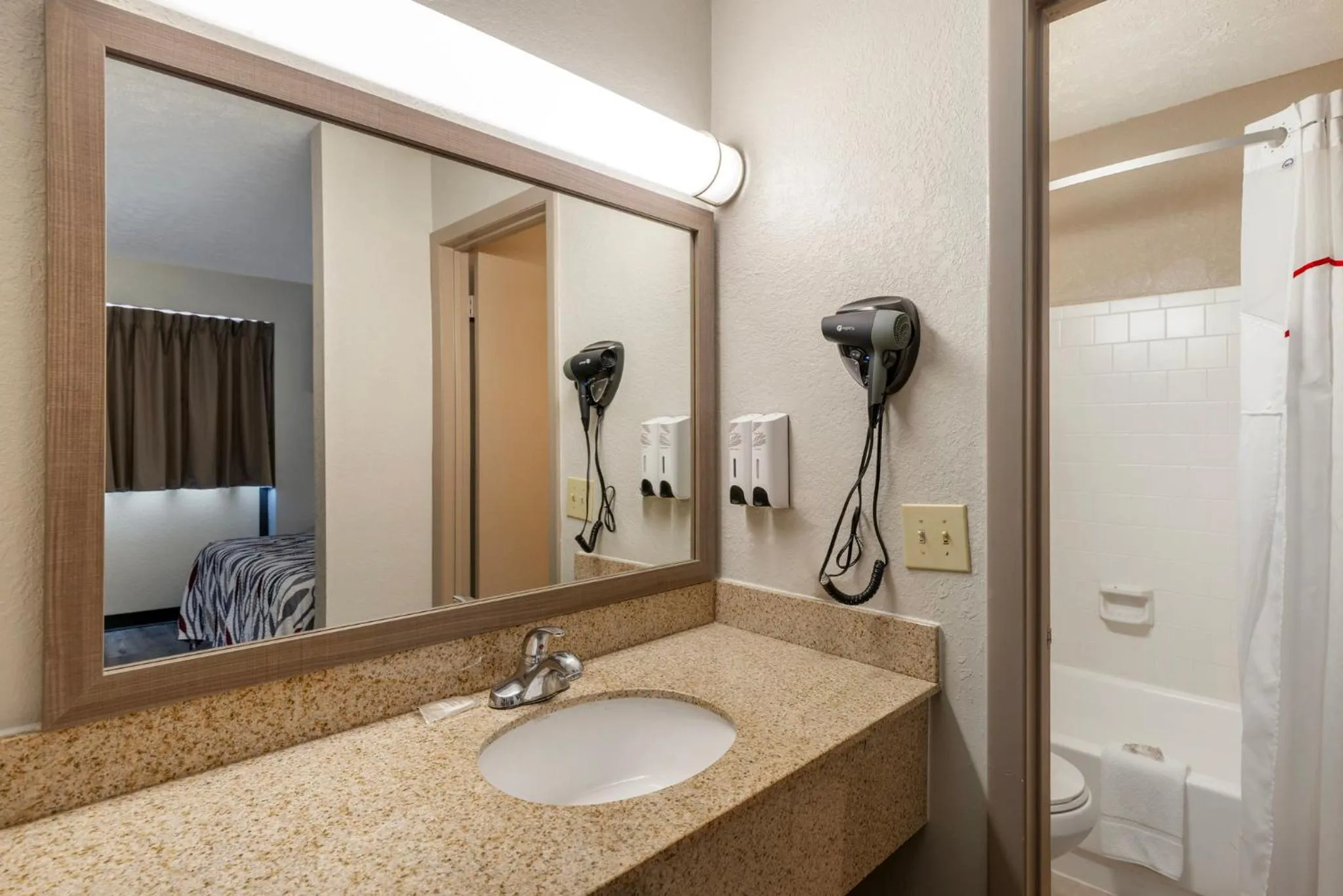 Bathroom in Red Roof Inn Doswell - Kings Dominion