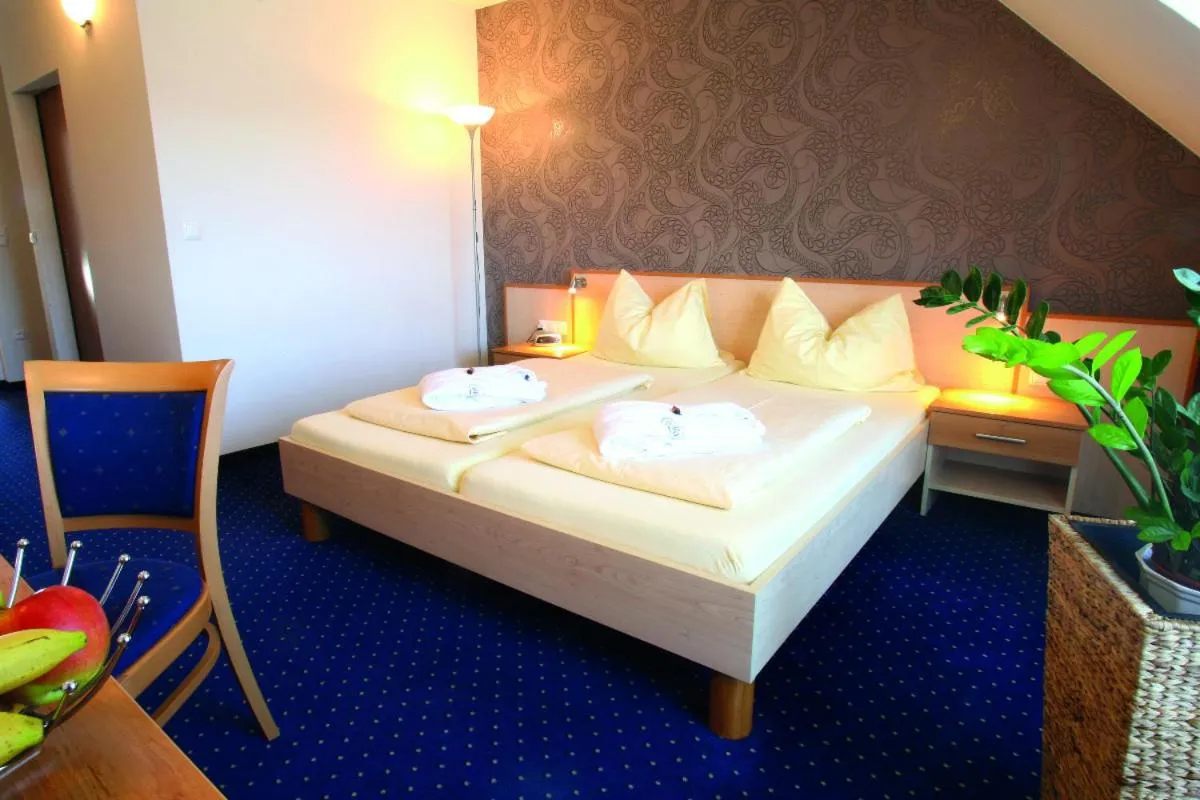 Photo of the whole room, Bed in Kunstcafe Rooms