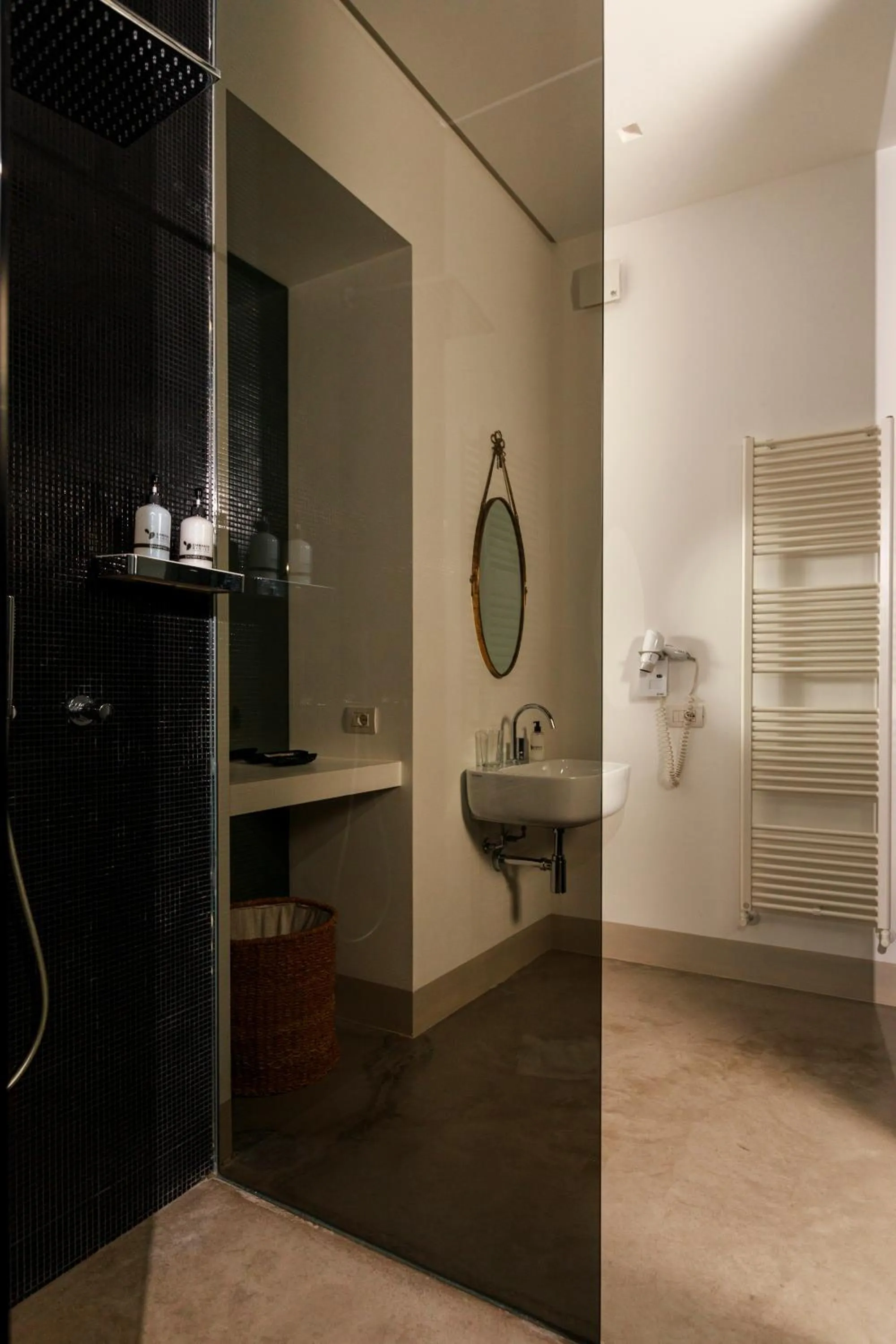 Shower in Embrace Sicily Guest House
