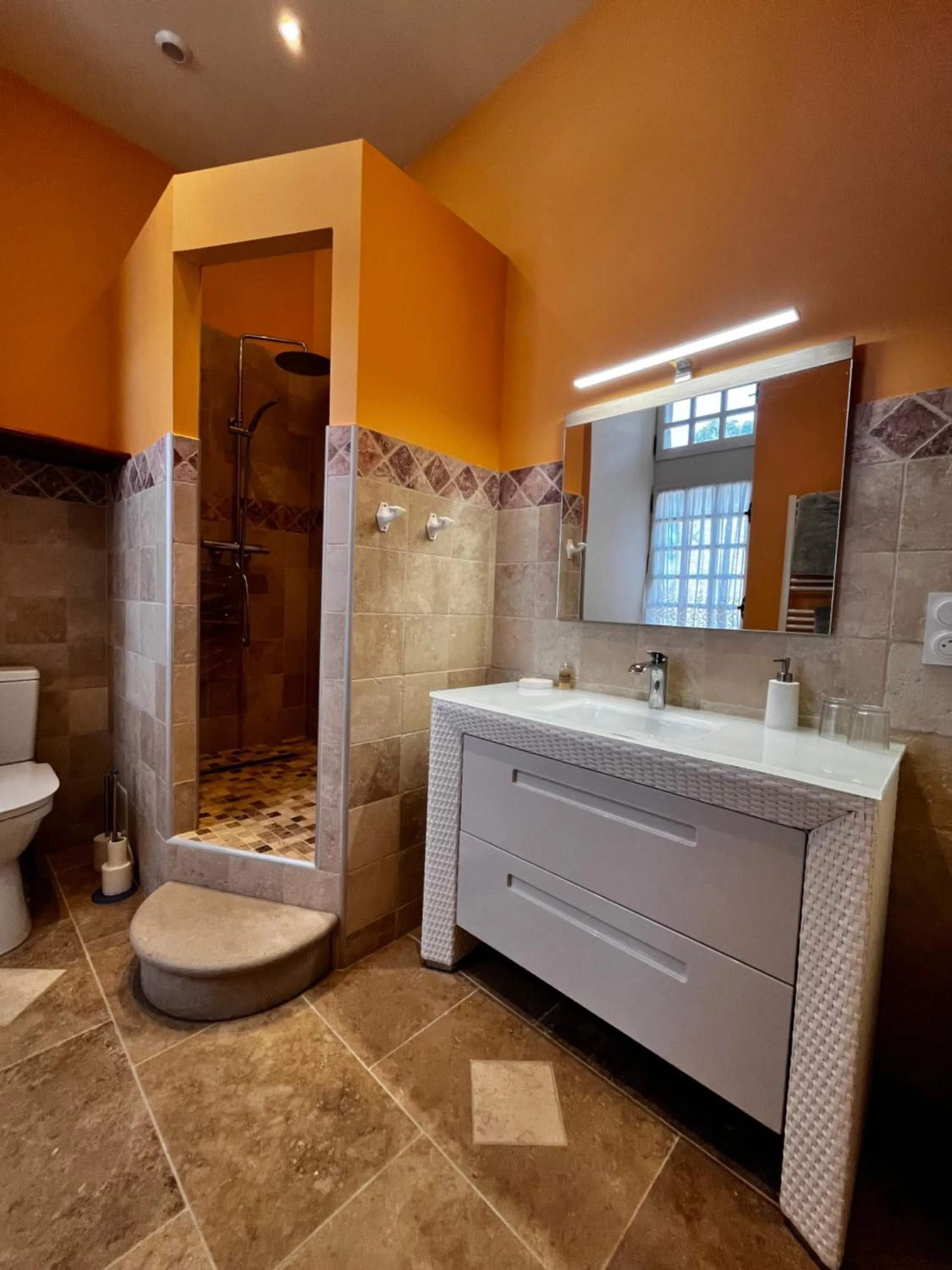 Shower in Château de Rousson