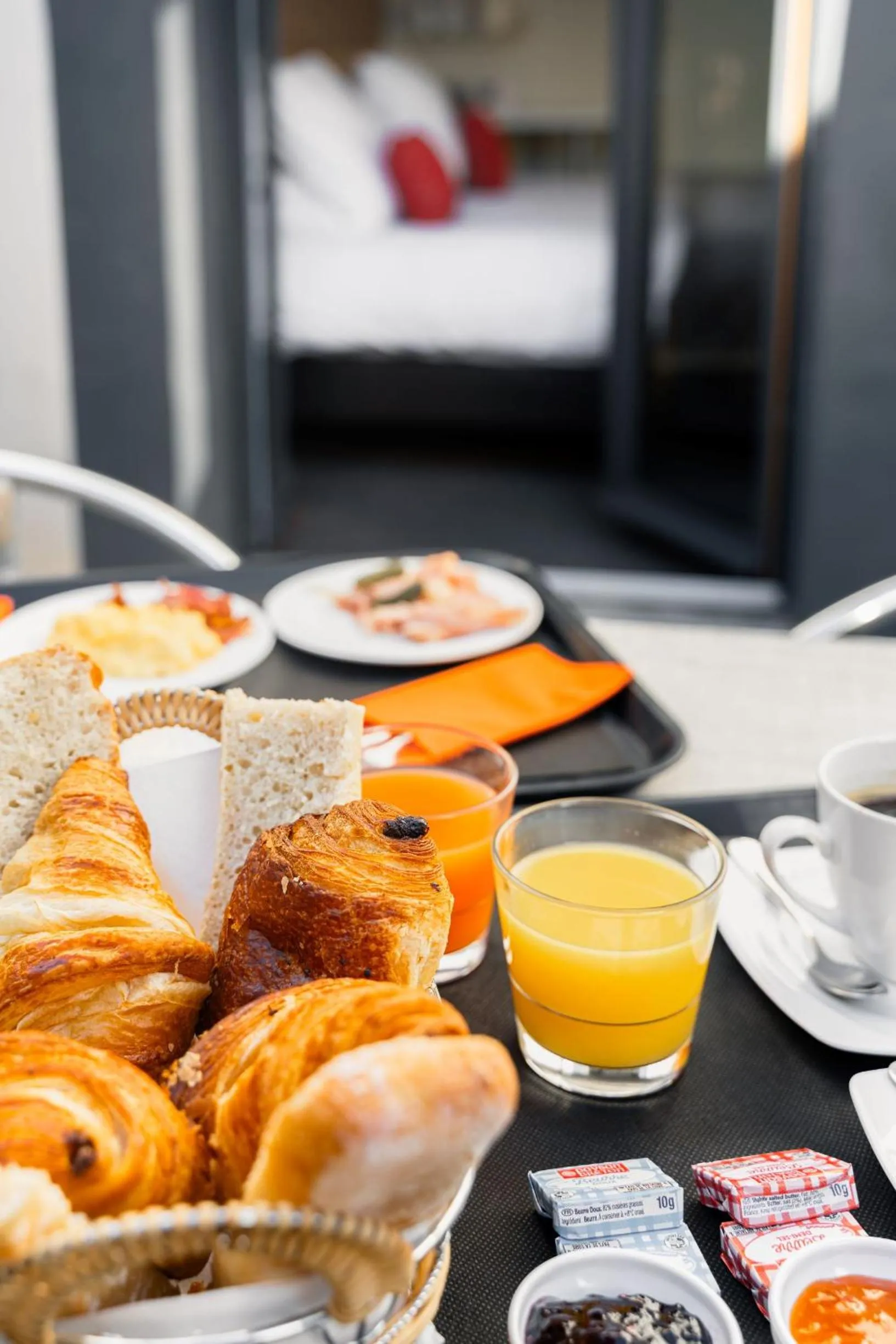 Breakfast, Bed in Hôtel du Château Dinan - Originals Boutique