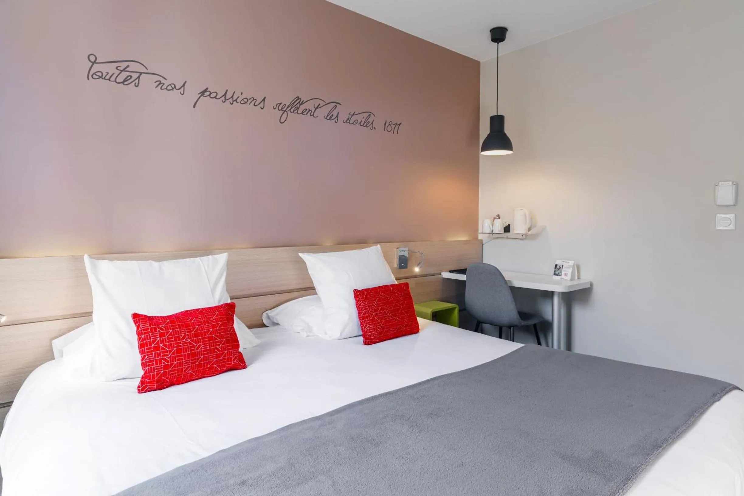 Bed in Hôtel du Château Dinan - Originals Boutique