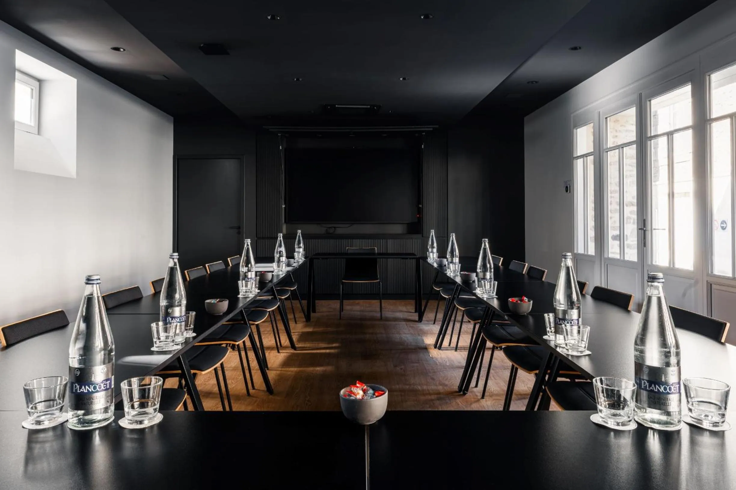 Meeting/conference room in Hôtel du Château Dinan - Originals Boutique