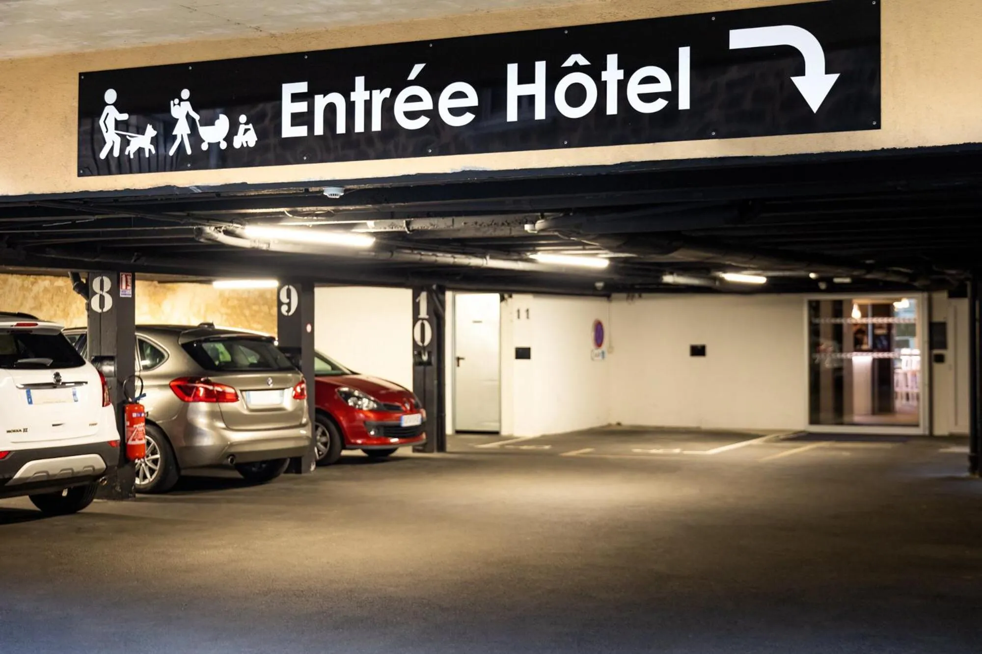 Parking in Hôtel du Château Dinan - Originals Boutique