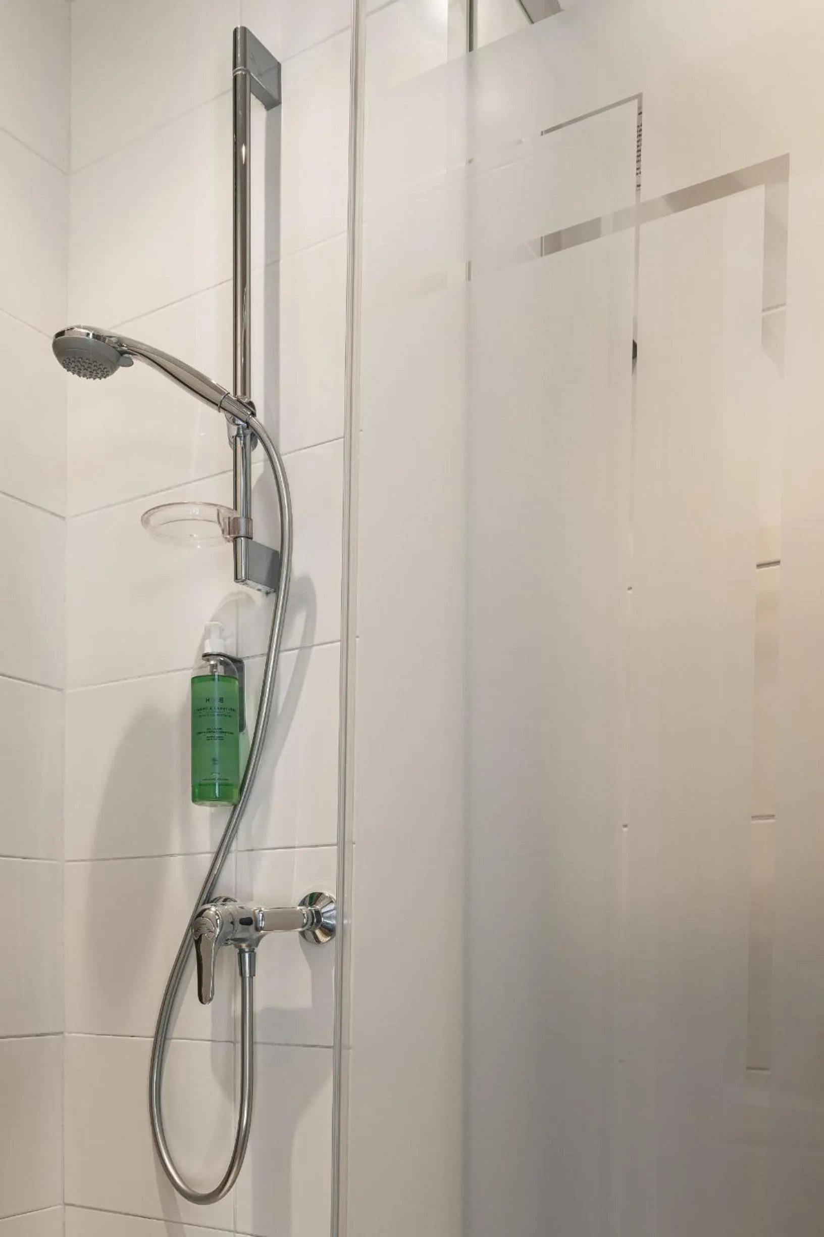 Shower in Hôtel du Château Dinan - Originals Boutique