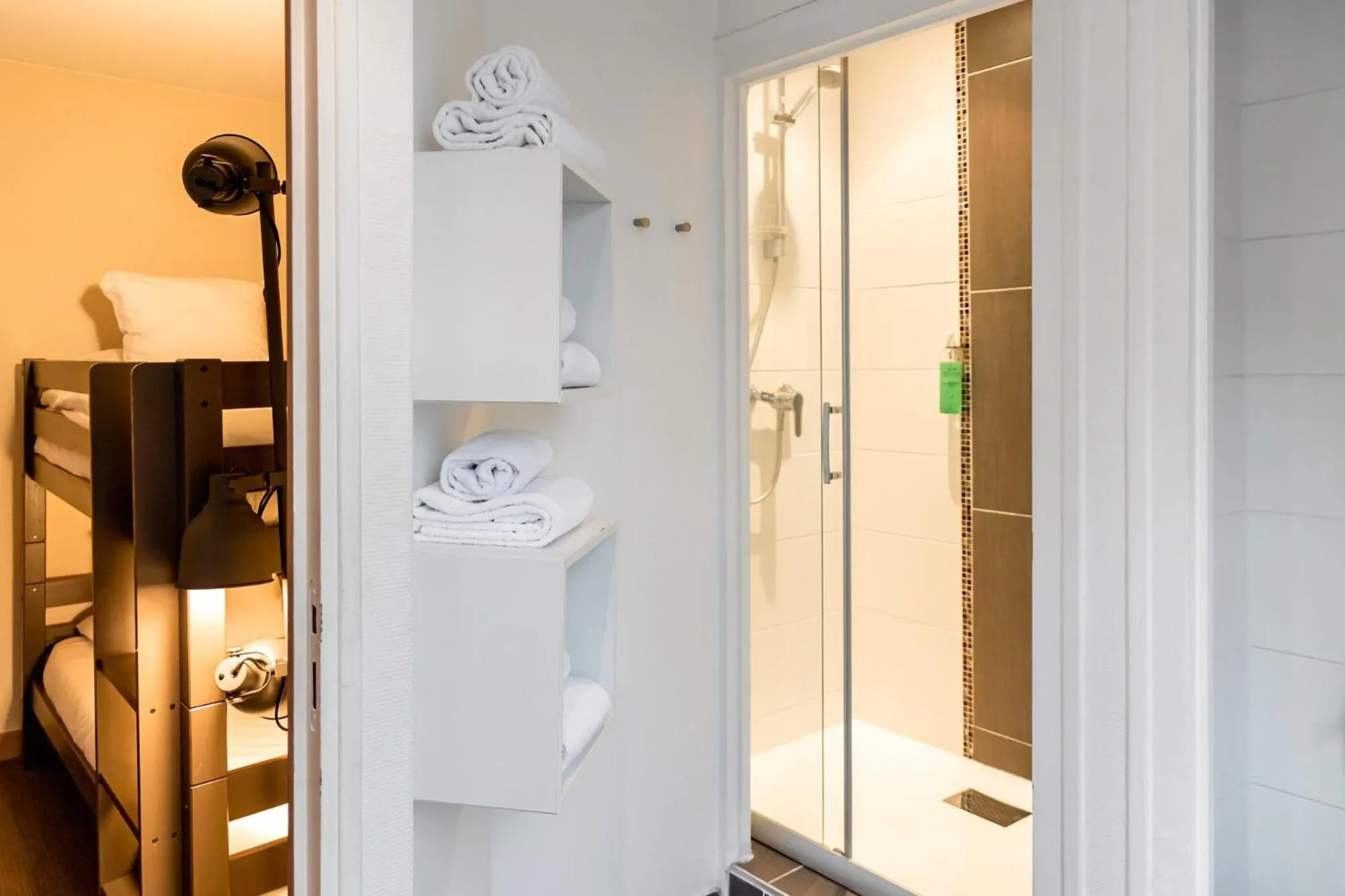 Bathroom in Hôtel du Château Dinan - Originals Boutique