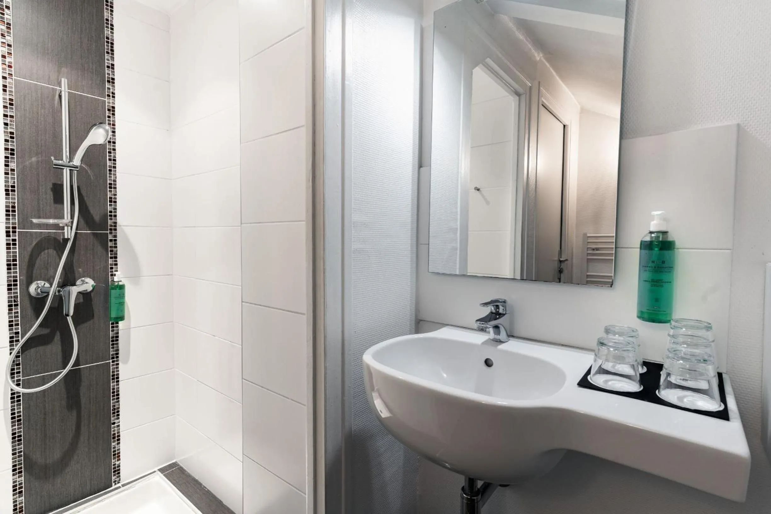 Bathroom in Hôtel du Château Dinan - Originals Boutique