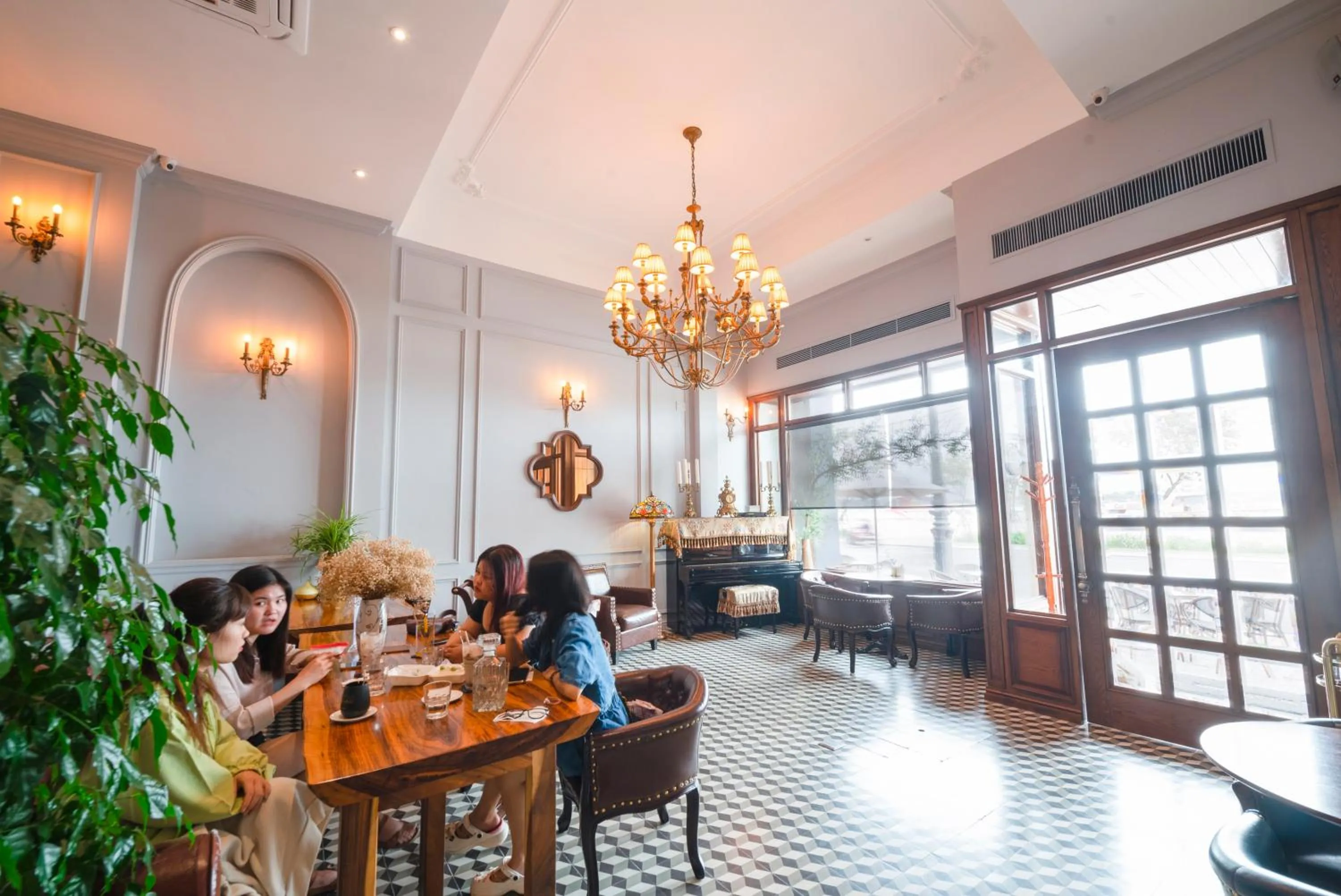 Restaurant/places to eat in Di lusso Boutique Hotel Riverside Danang