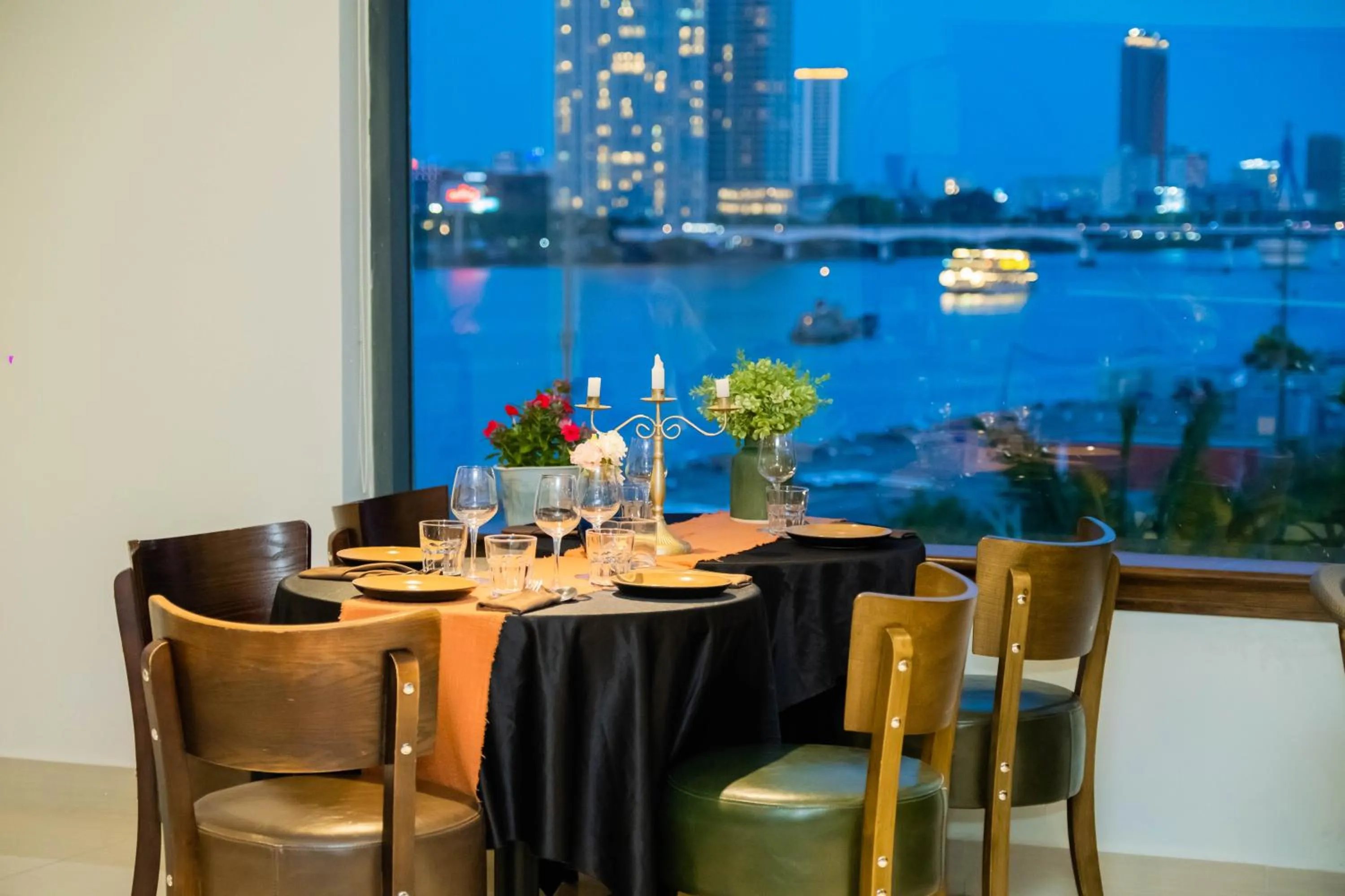 Restaurant/places to eat in Di lusso Boutique Hotel Riverside Danang