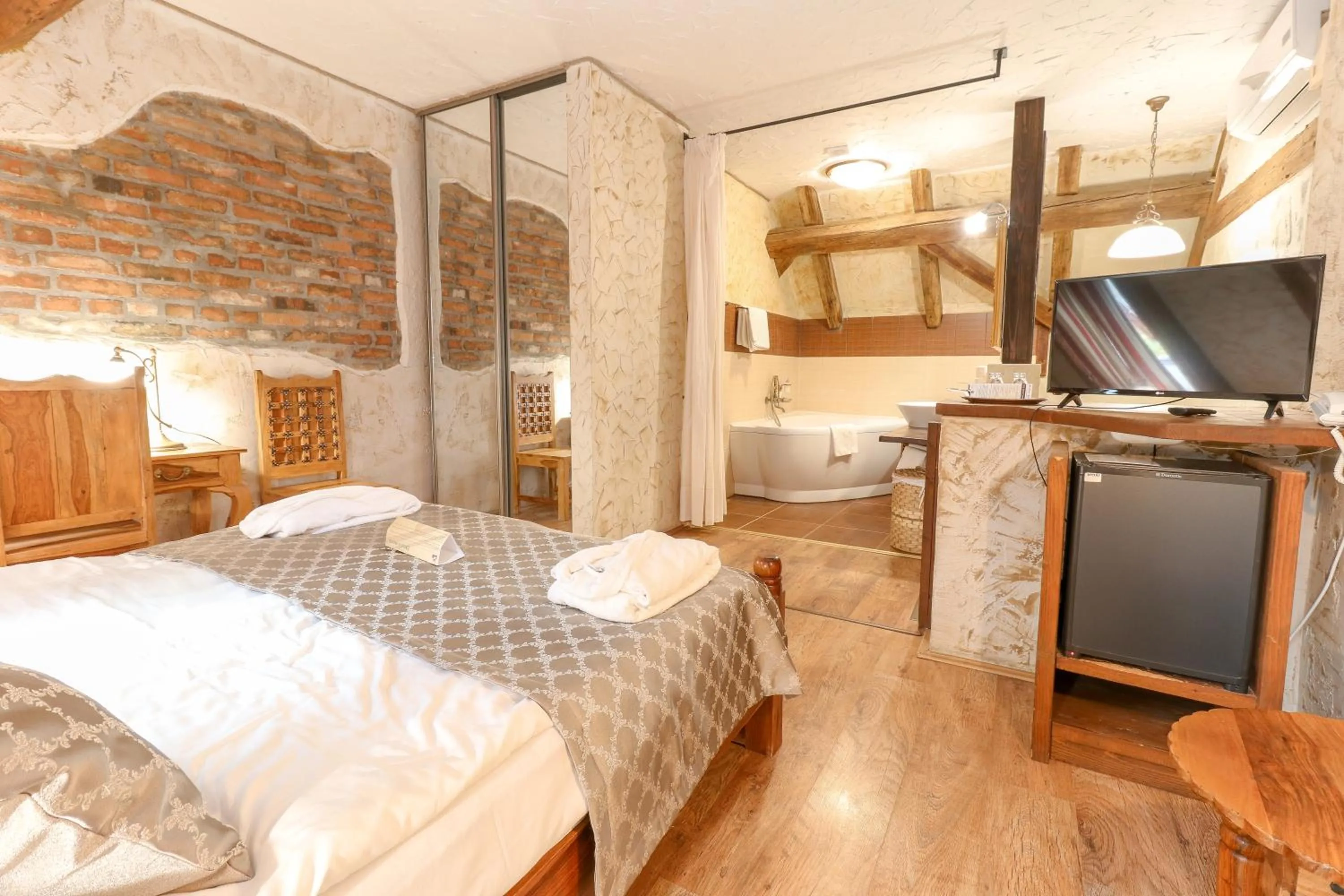 Bathroom, Bed in Puchner Kastélyszálló