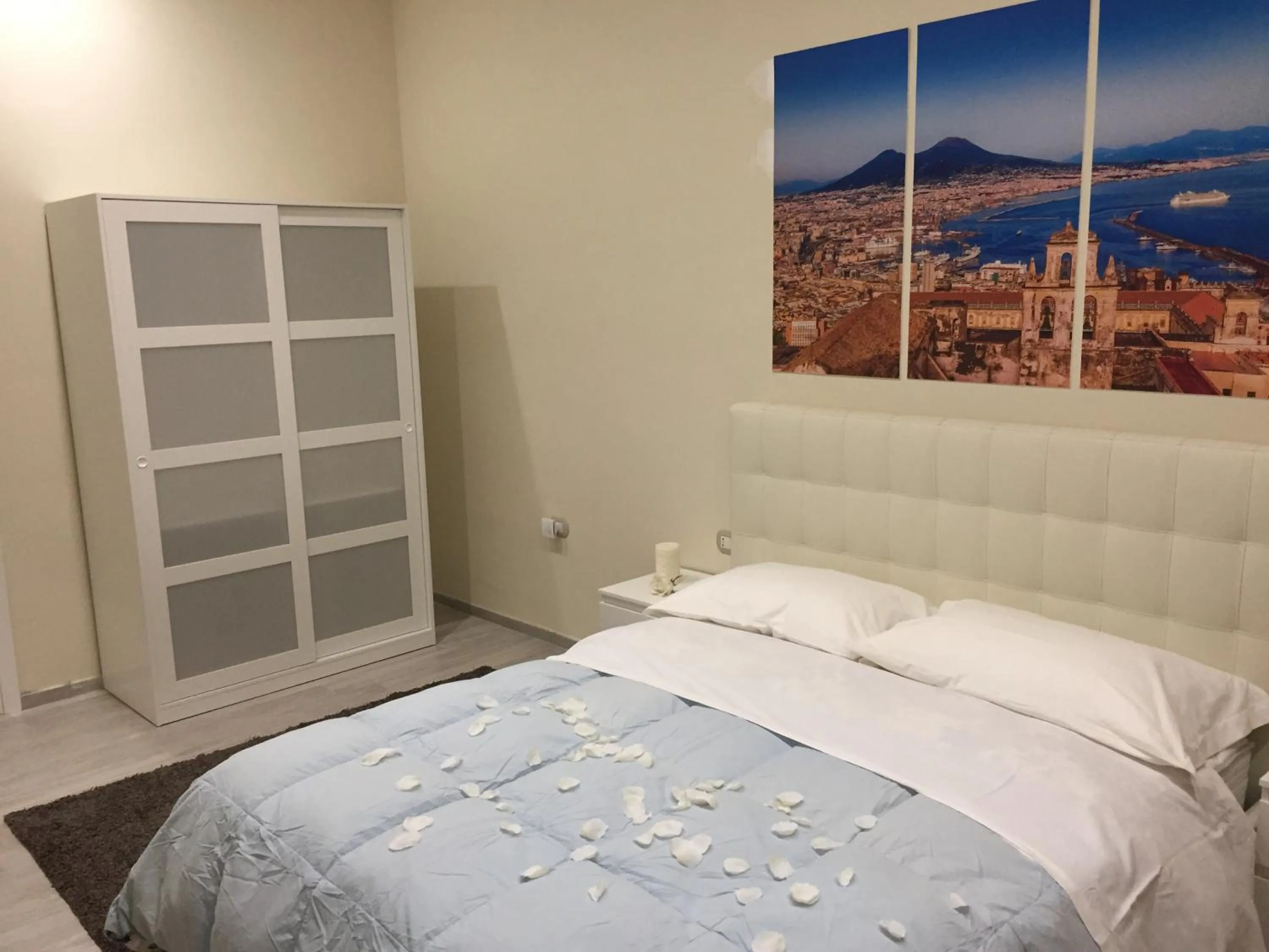 Photo of the whole room, Bed in Morra's Home