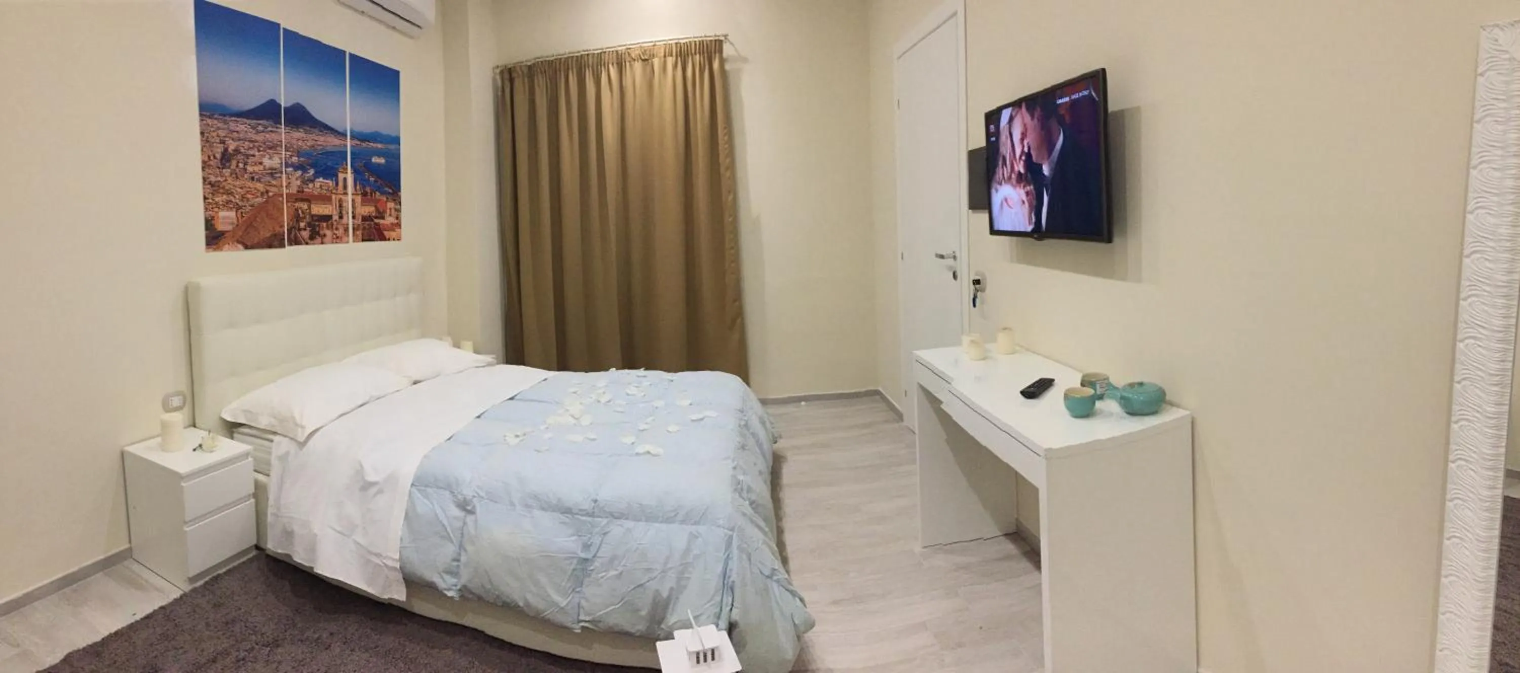 Photo of the whole room, Bed in Morra's Home