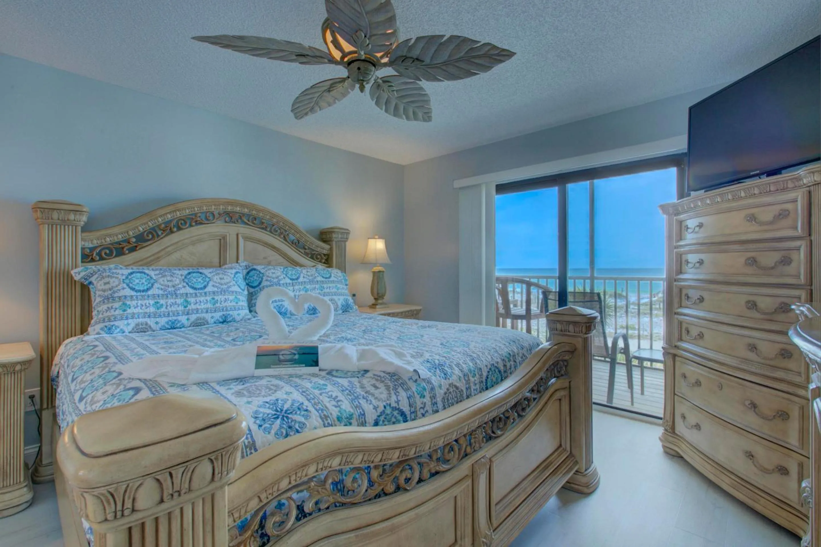 Property building, Bed in Anna Maria Island Beach Sands