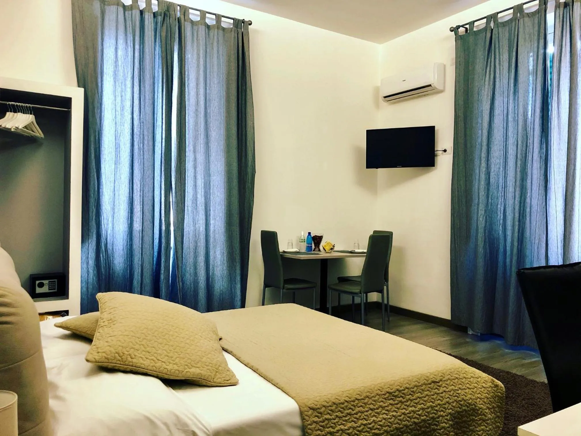 Staff, Bed in Deluxe B&B Centrocitta